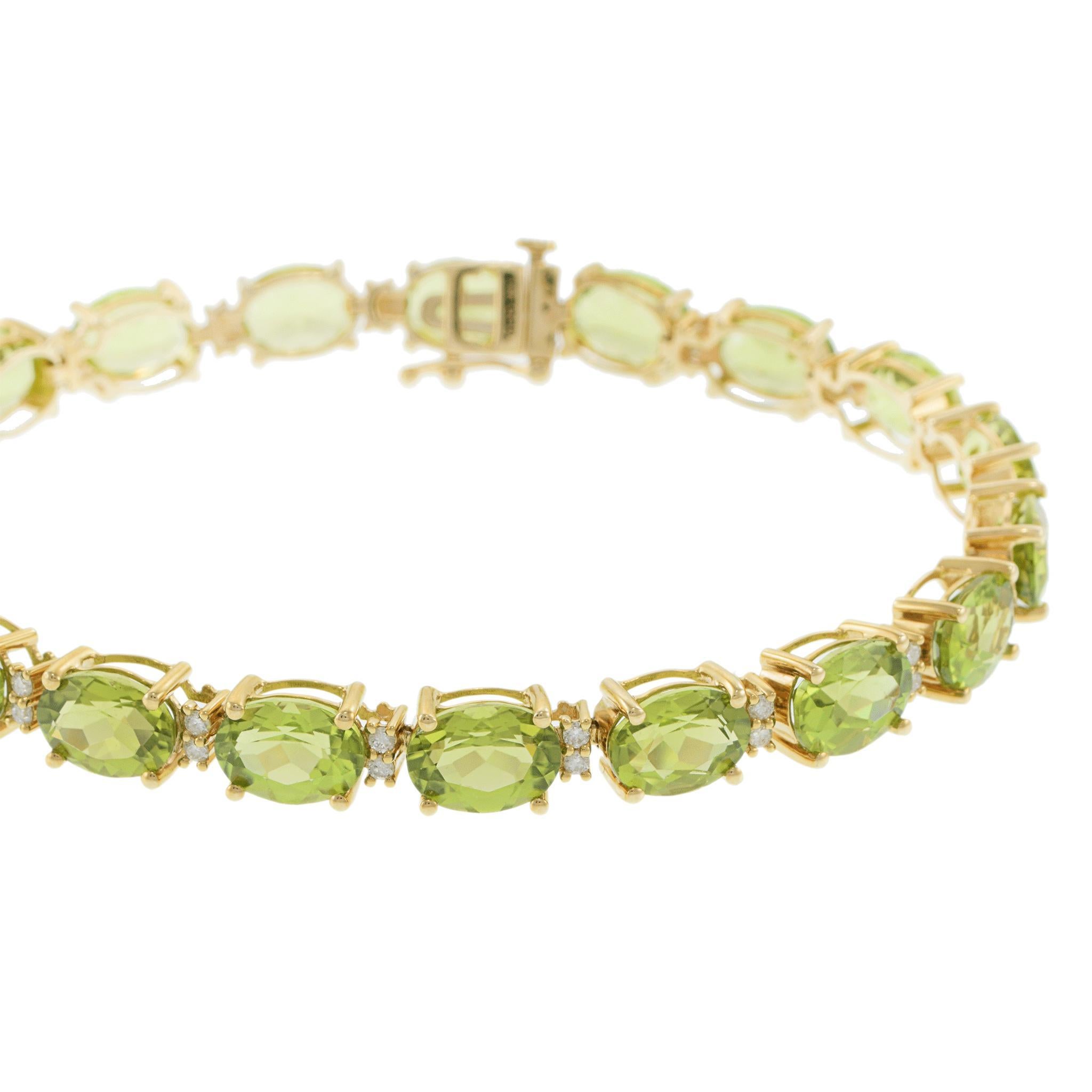 Ce bracelet vibrant en or jaune 14KT capture l'essence de l'élégance audacieuse avec son arrangement captivant de péridots de taille ovale et de subtils accents de diamants. Les teintes vertes vives de 26,47 carats de péridot naturel sont mises en