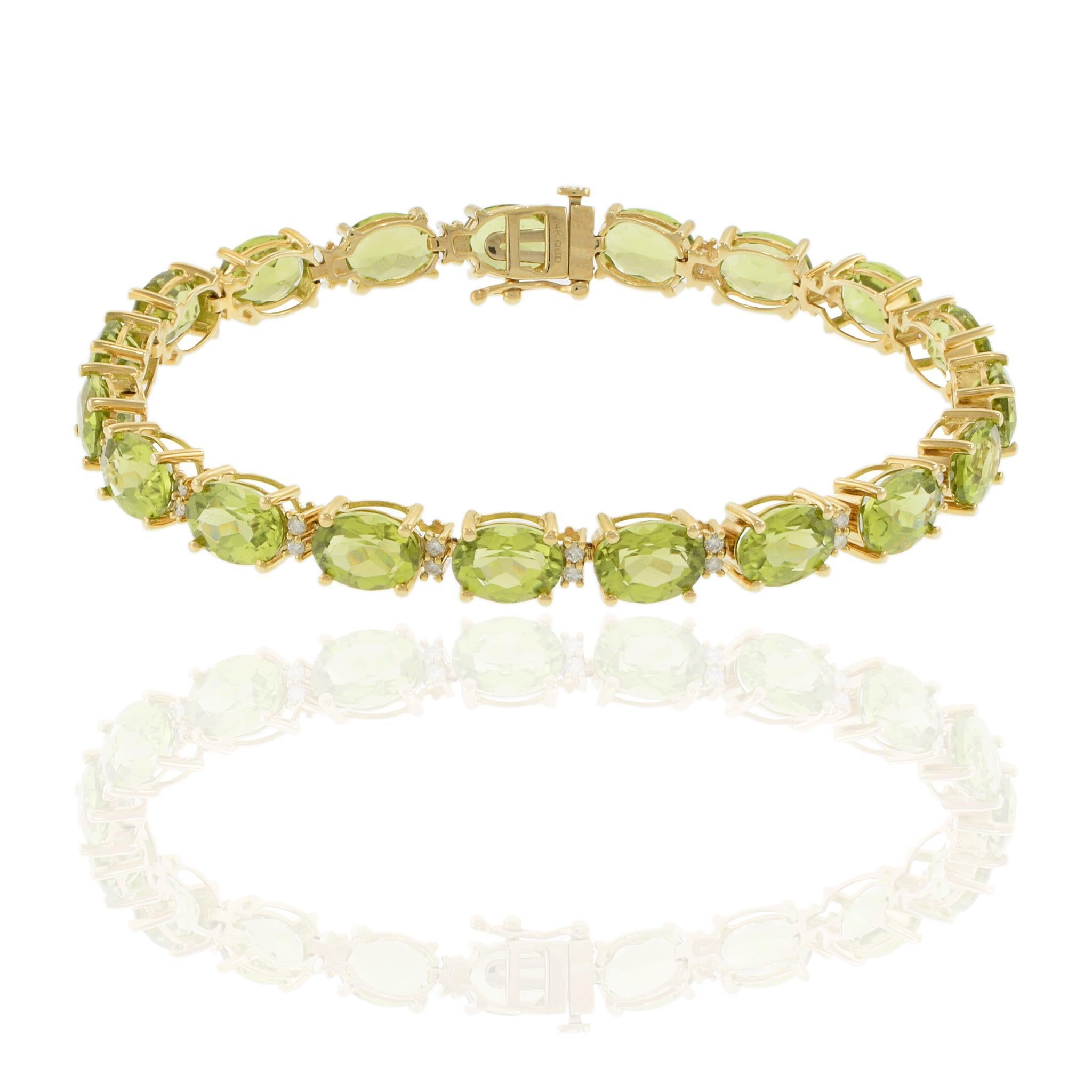 Taille ovale Bracelet en or jaune 14KT avec péridots ovales et diamants ronds en vente