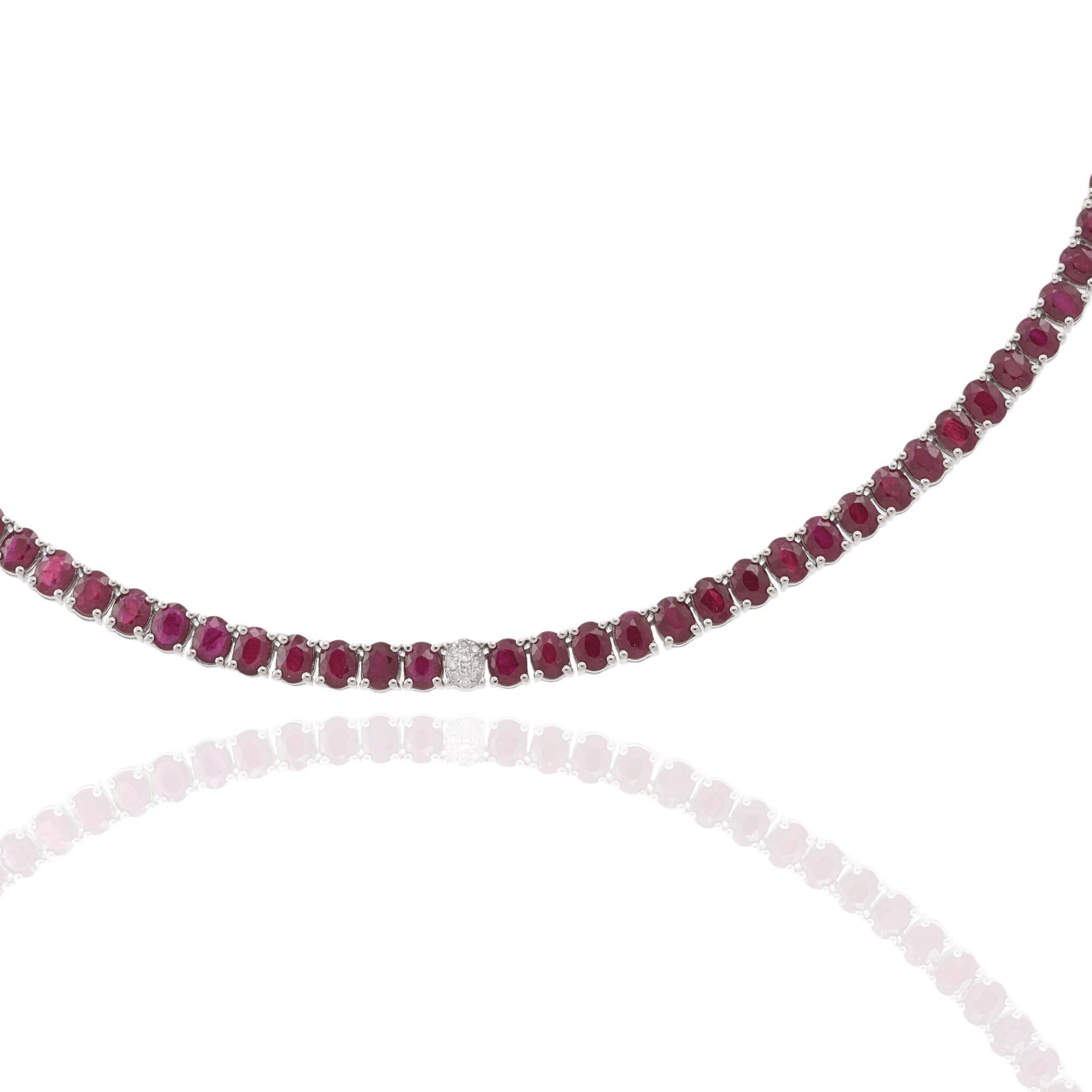 Taille ovale Collier de tennis en or blanc 18KT avec rubis et diamants en vente