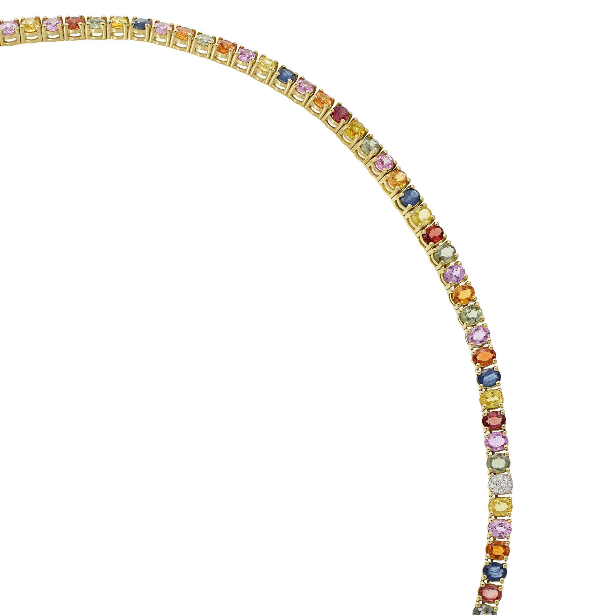 Questa vivace collana tennis da 18 pollici è realizzata in oro giallo 18KT e presenta un'abbagliante serie di zaffiri multicolore a taglio ovale per un totale di 27,54 carati. Ogni zaffiro è elegantemente intervallato da diamanti tondi taglio