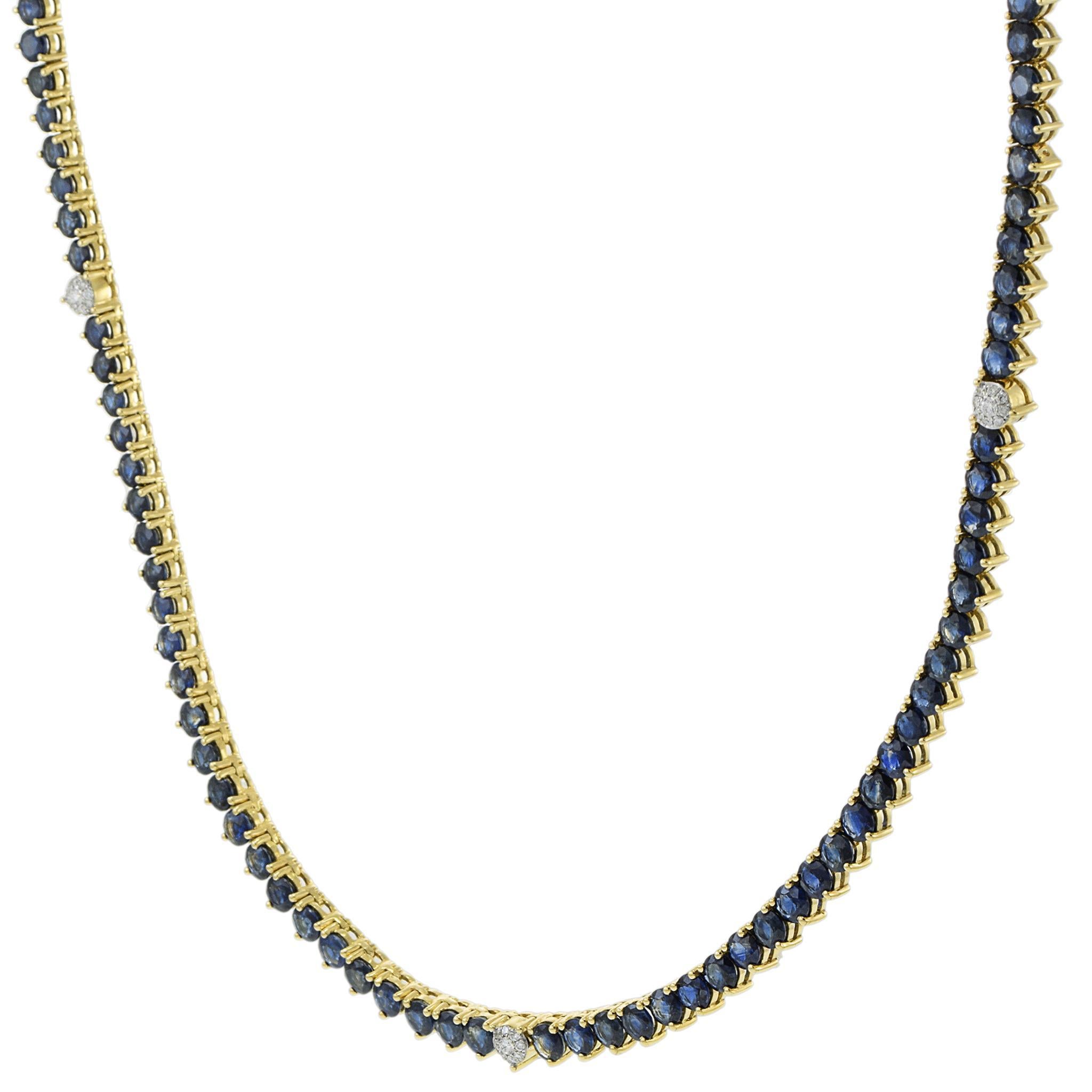 Realizzata in oro giallo 18KT, questa collana tennis da 18 pollici presenta una linea continua di zaffiri blu intenso per un totale di 25,36 carati, accentati da selezionati diamanti tondi brillanti (0,19CTW) per una maggiore brillantezza. La