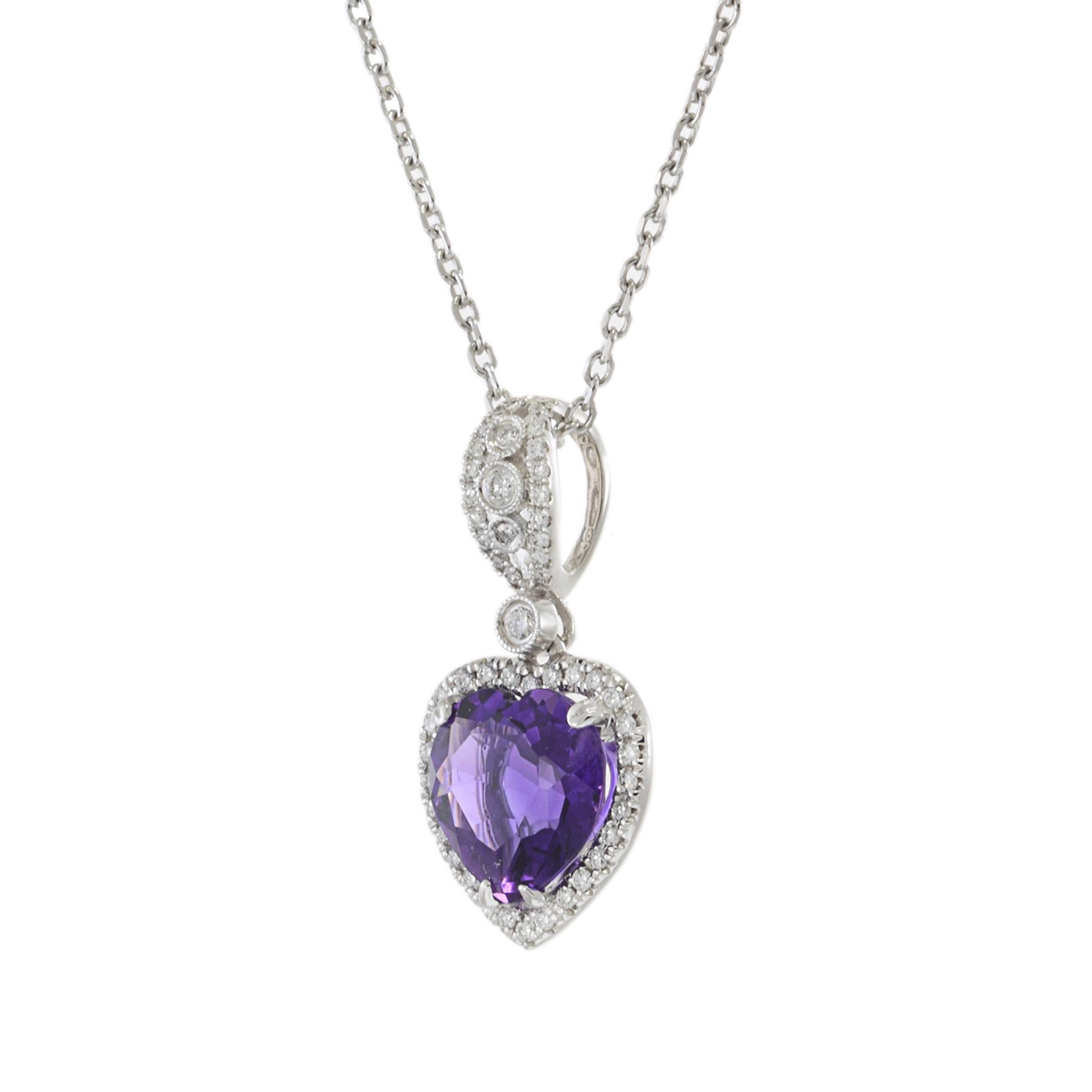 Romantique et radieux, ce collier en or blanc 14KT est centré sur une améthyste en forme de cœur de 2,30 carats richement colorée, encadrée d'un halo de diamants ronds étincelants. Agrémenté d'un anneau décoratif serti de diamants et suspendu à une
