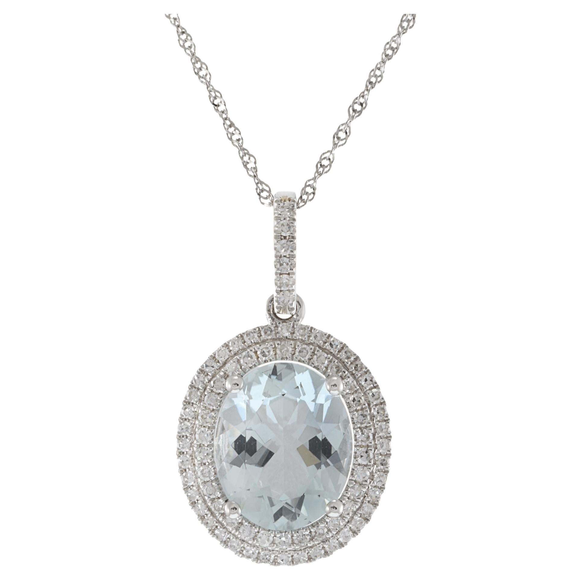 Collier pendentif halo en or blanc 14KT avec aigue-marine ovale et diamant en vente