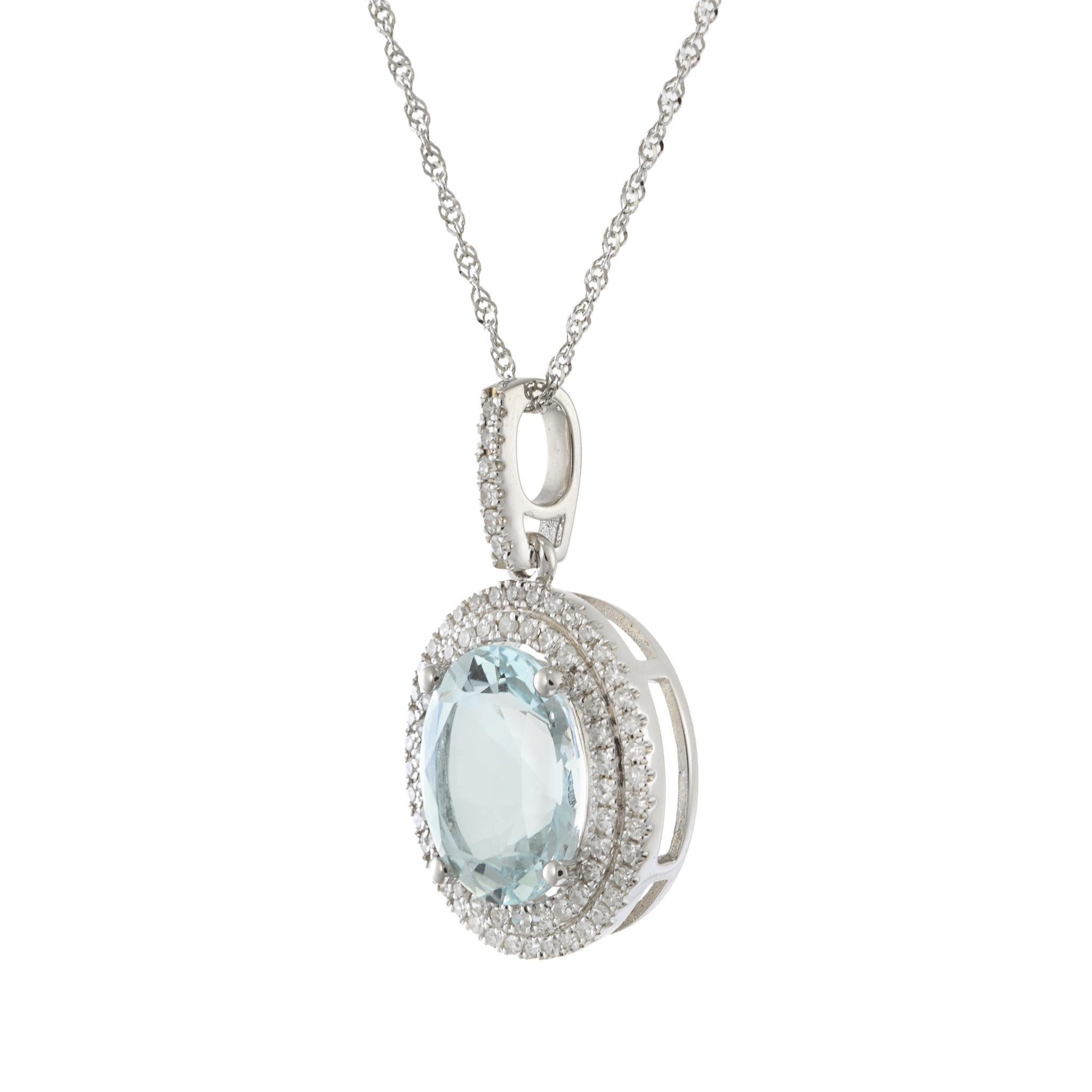 Un centre serein d'aigue-marine bleu glacé ancre cet élégant pendentif, encadré par deux rangées de diamants ronds de taille brillant sertis en pavé. L'aigue-marine de 3,14 carats est taillée et sertie de manière experte dans de l'or blanc massif