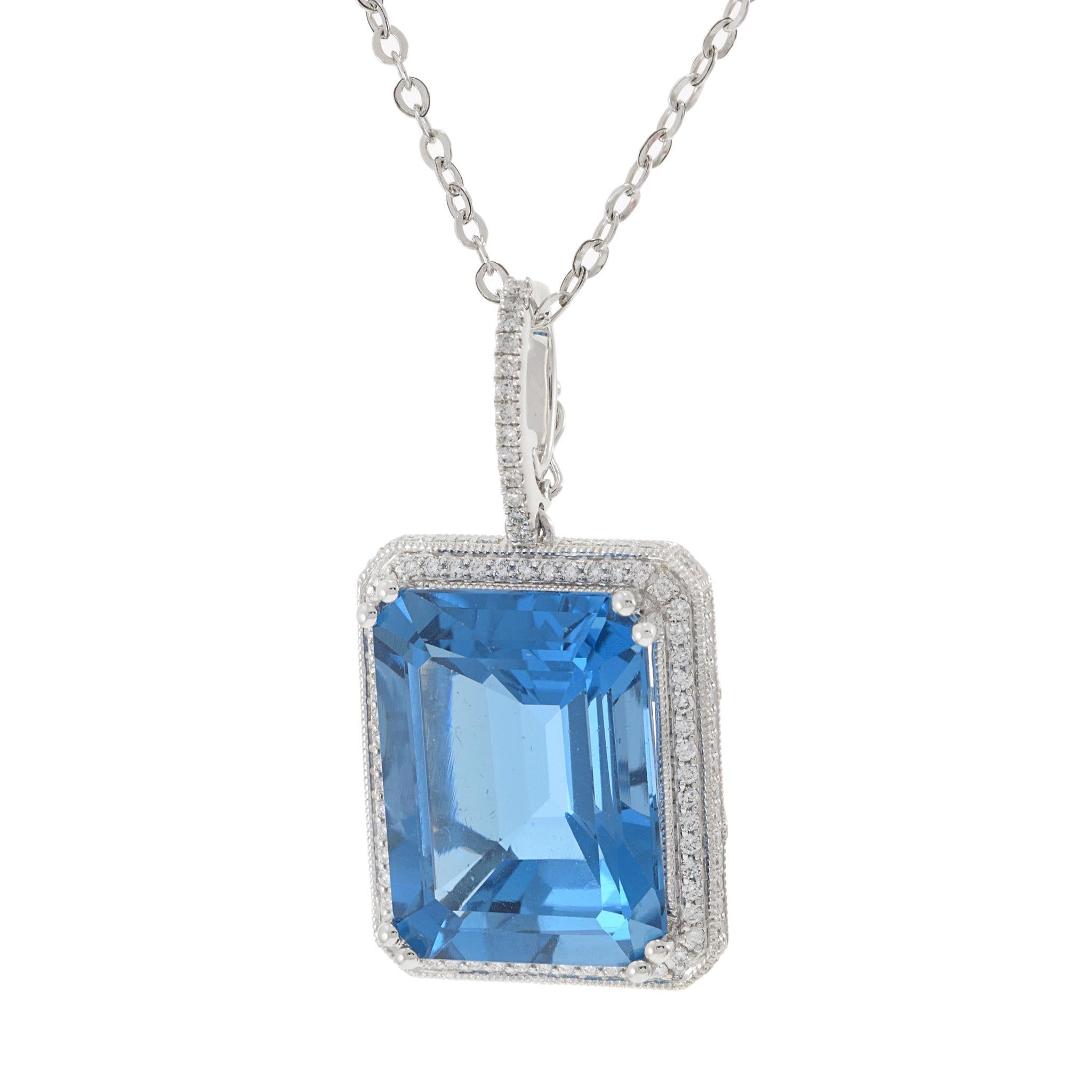 D'une couleur et d'une taille remarquables, ce pendentif est centré sur une topaze bleue de Londres de 30,00 carats, taillée en émeraude et entourée d'un halo de 0,60 carats de diamants ronds de taille brillant. Le ton riche et saturé de la topaze