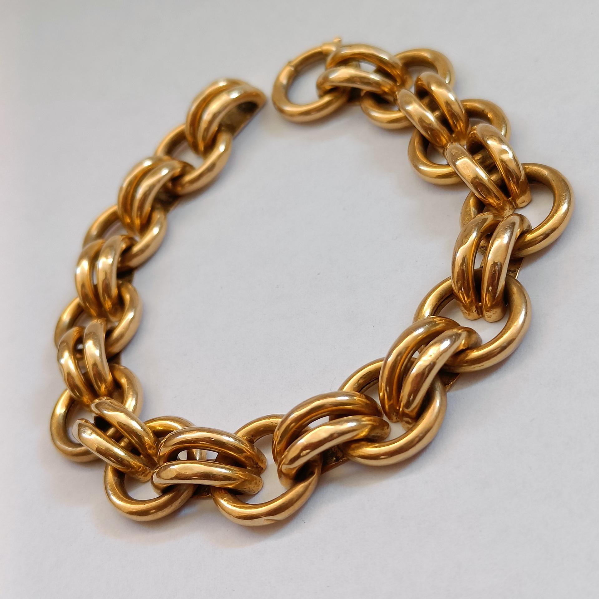 Pulsera vintage de cadena de oro amarillo de 18 quilates, compuesta por una serie de anillos entrelazados, estampada con 750 y la marca del fabricante italiano (27VR), longitud 20 cm, peso 24 g.

Desgaste habitual, algunas abolladuras.