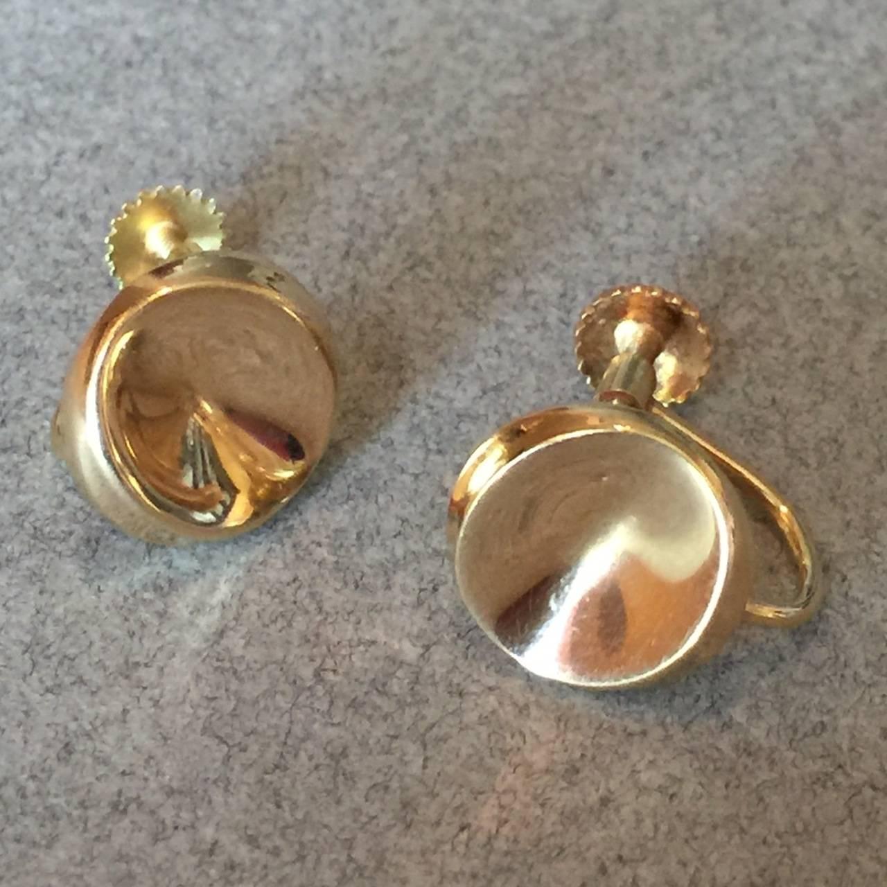 Georg Jensen 18K Earring No. 1136D by Nanna Ditzel

They catch the light beautifully in the curved center.

Screw back.

Dimensions: .44