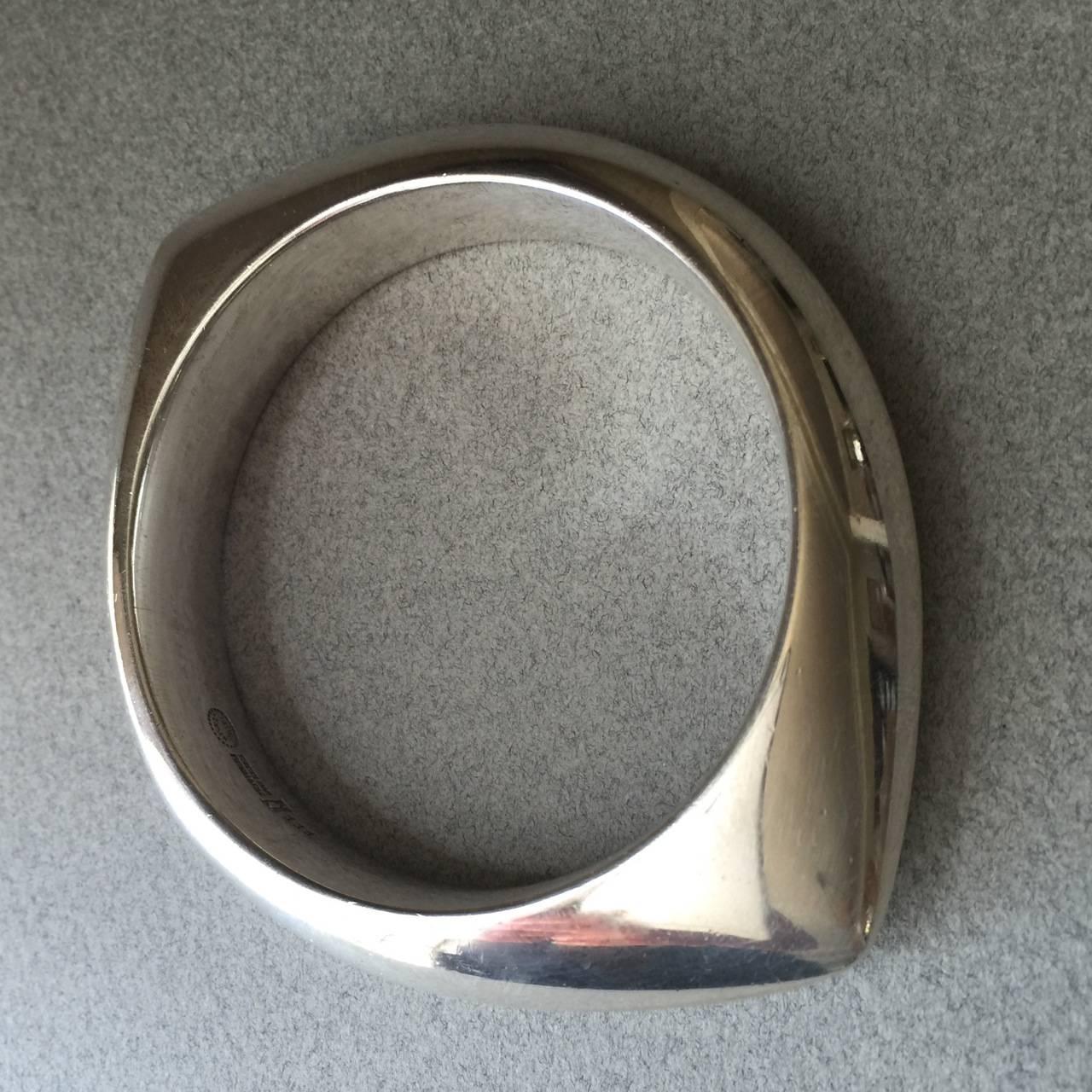 Georg Jensen Sterling Silver Bangle No. 111 by Nanna Ditzel

Highly sought-after design by Nanna Jorgen Ditzel 1956. 

Heavy guage sterling silver

2.25