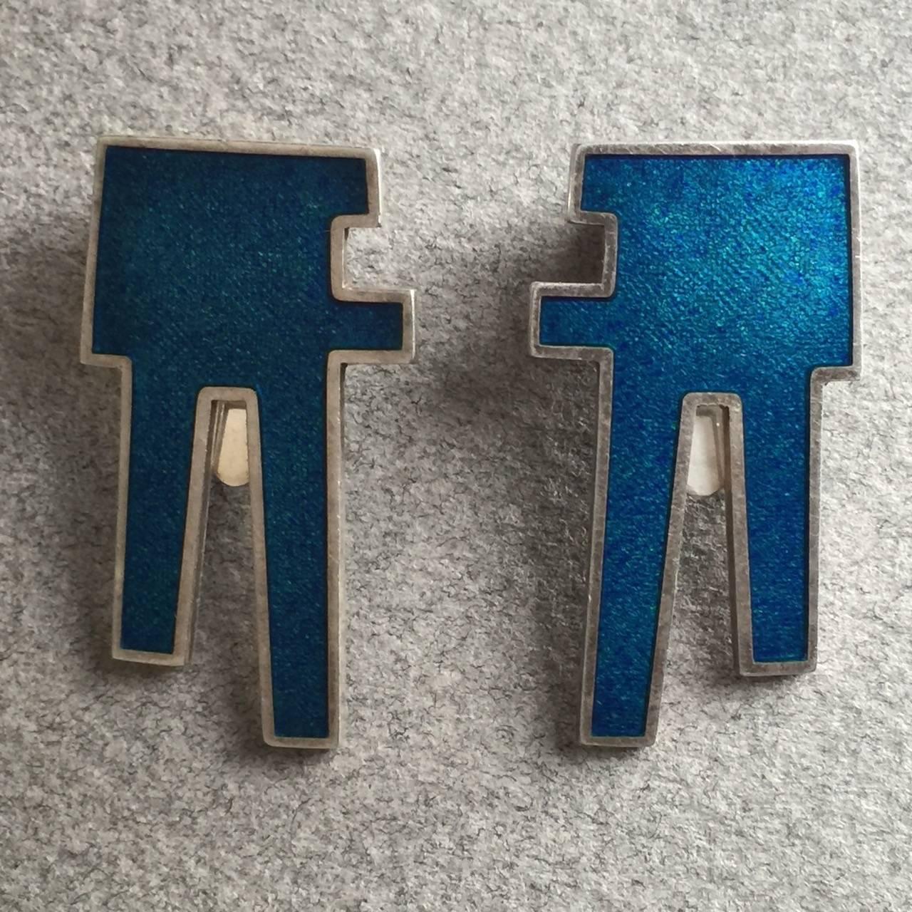 Georg Jensen Sterling Silver Clip-On Earrings With Blue Enamel No.132 by Bente Bonne

Very rare design in a cerulean blue hue.

0.125" L 

Circa 1960

A similar example can be seen in the book, GEORG JENSEN JEWELRY by Isabelle Anscombe, Yale