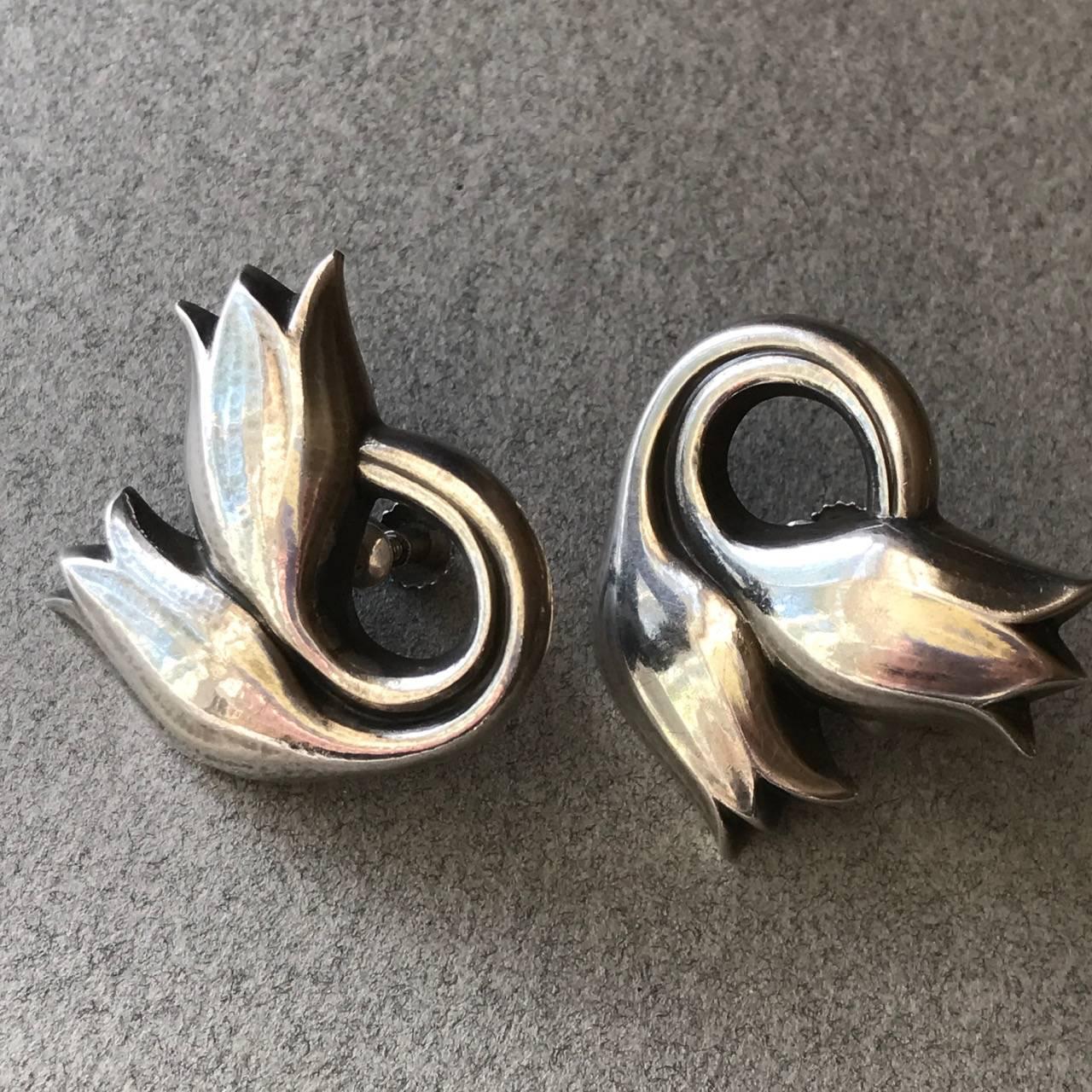 Georg Jensen Tulip Earrings Large size no 100B

Screw backs. Excellent condition with visible hand hammering.

Matching bracelet available.

A similar example can be seen in the book,