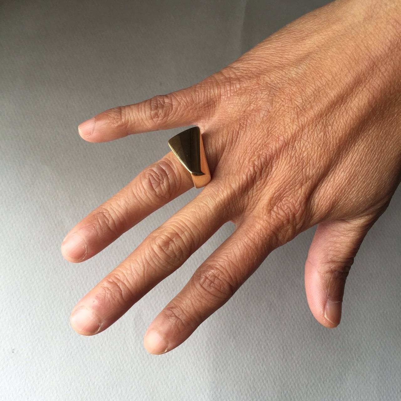 Georg Jensen Modernist Ring in solid 18k Gold.
designed by Henning Koppel, no. 1141.

Size 5. Very heavy, Excellent condition. Approximately 17 grams.

Henning Koppel (1918 - 1981) was educated as a sculptor and designer at the Royal Danish