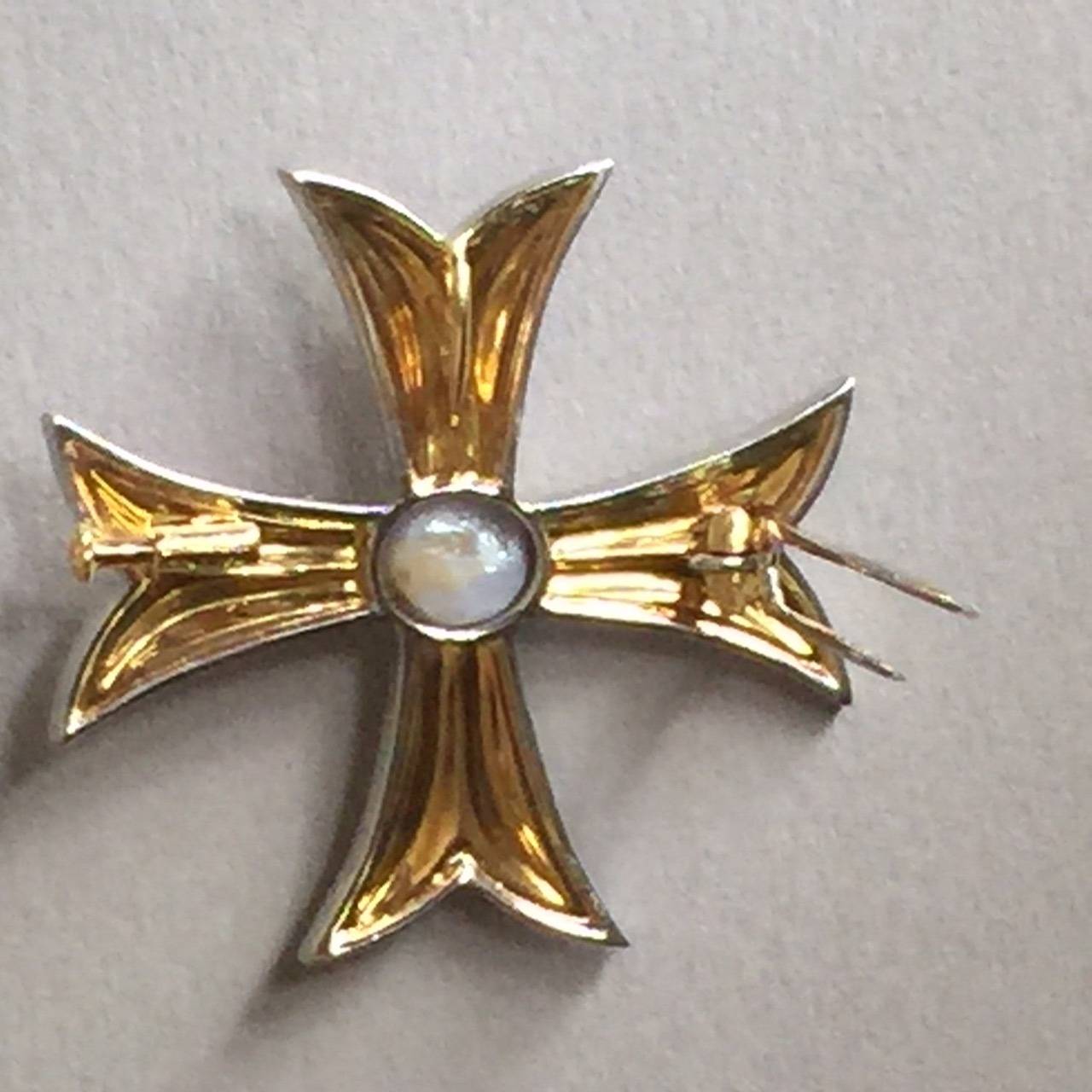 Buccellati Star Sapphire Gold Maltese Cross Brooch In Excellent Condition In San Francisco, CA