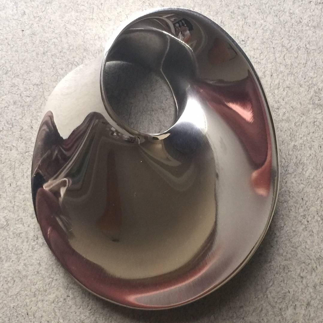 Georg Jensen Sterling Silver "Mobius" Large Brooch No. 374 by Vivianna Torun.

An iconic design that is beautifully sculptural. 

This is a vintage piece from the 1970's that is in excellent condition and smooth edge detail. Handmade