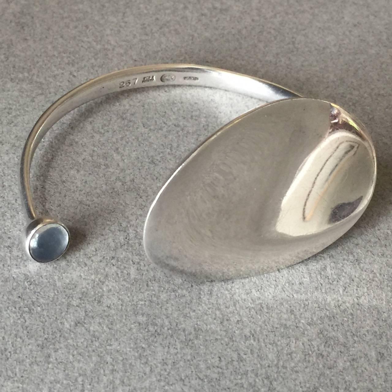 Georg Jensen Sterling Silver Cuff with Moonstone No. 257 by Vivianna Torun.

Sleek, modernist cuff characteristic of Torun's designs of the 1960s. Moonstone has a lovely color. This is a unique and hard to find piece.

6.75