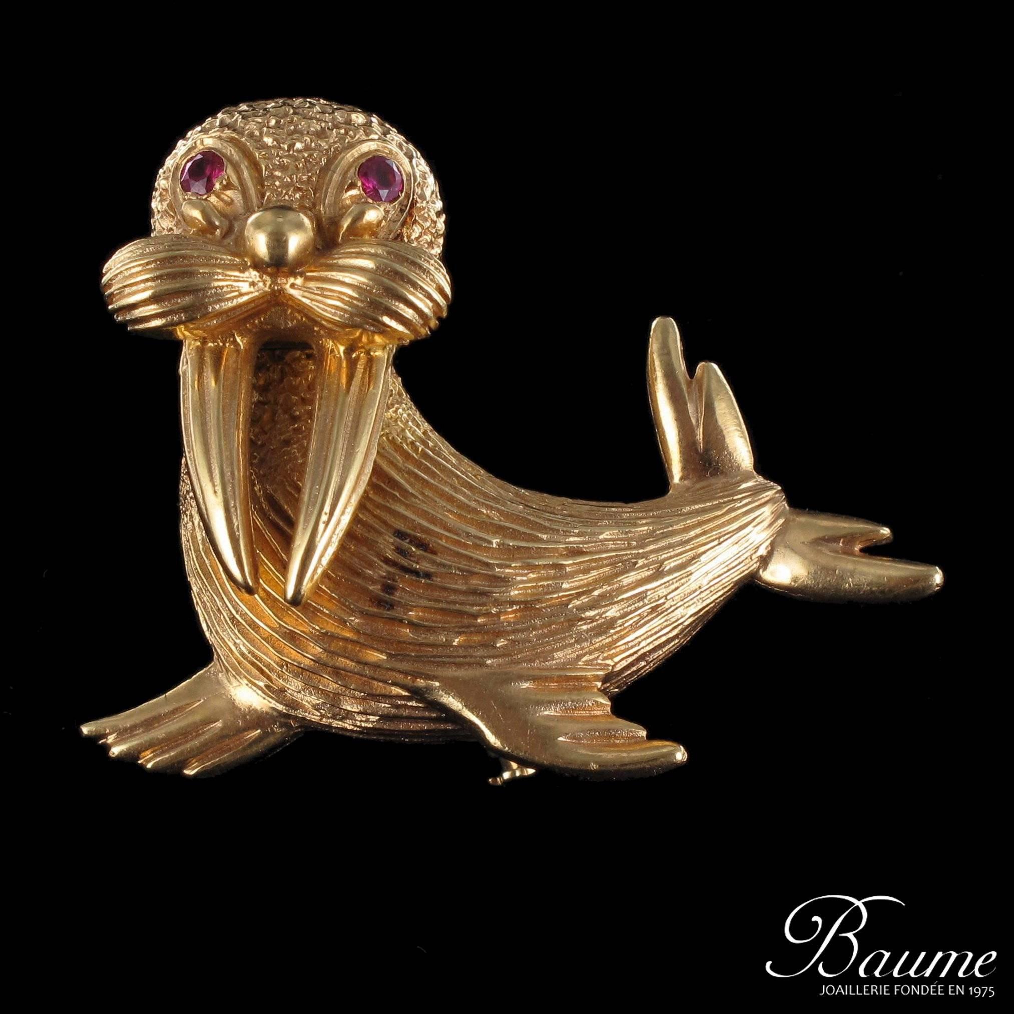 Brooch in 18 carat yellow gold.

This brooch features an ‘animal’ theme; a walrus with small synthetic rubies for eyes (typical of this period) and a textured yellow gold body. The clasp has a security pump that prevents the loss of this lovely