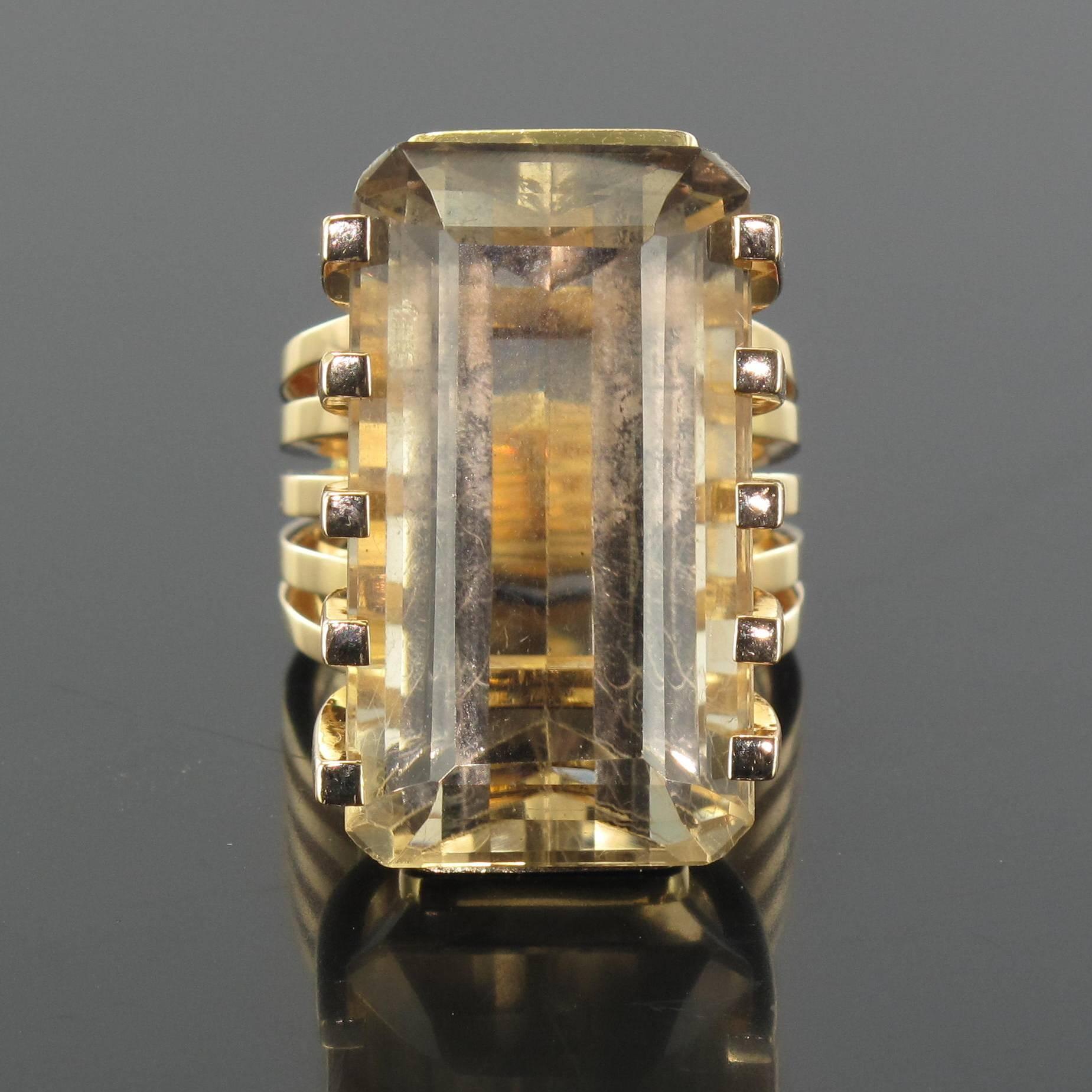 Ring in 18 carat yellow gold. 

This exceptional antique ring has come to us in perfect condition straight from the 1970s. The splendid emerald cut luminous smoky quartz is held by 10 large square claws that lead into 5 ring bands. 

Total