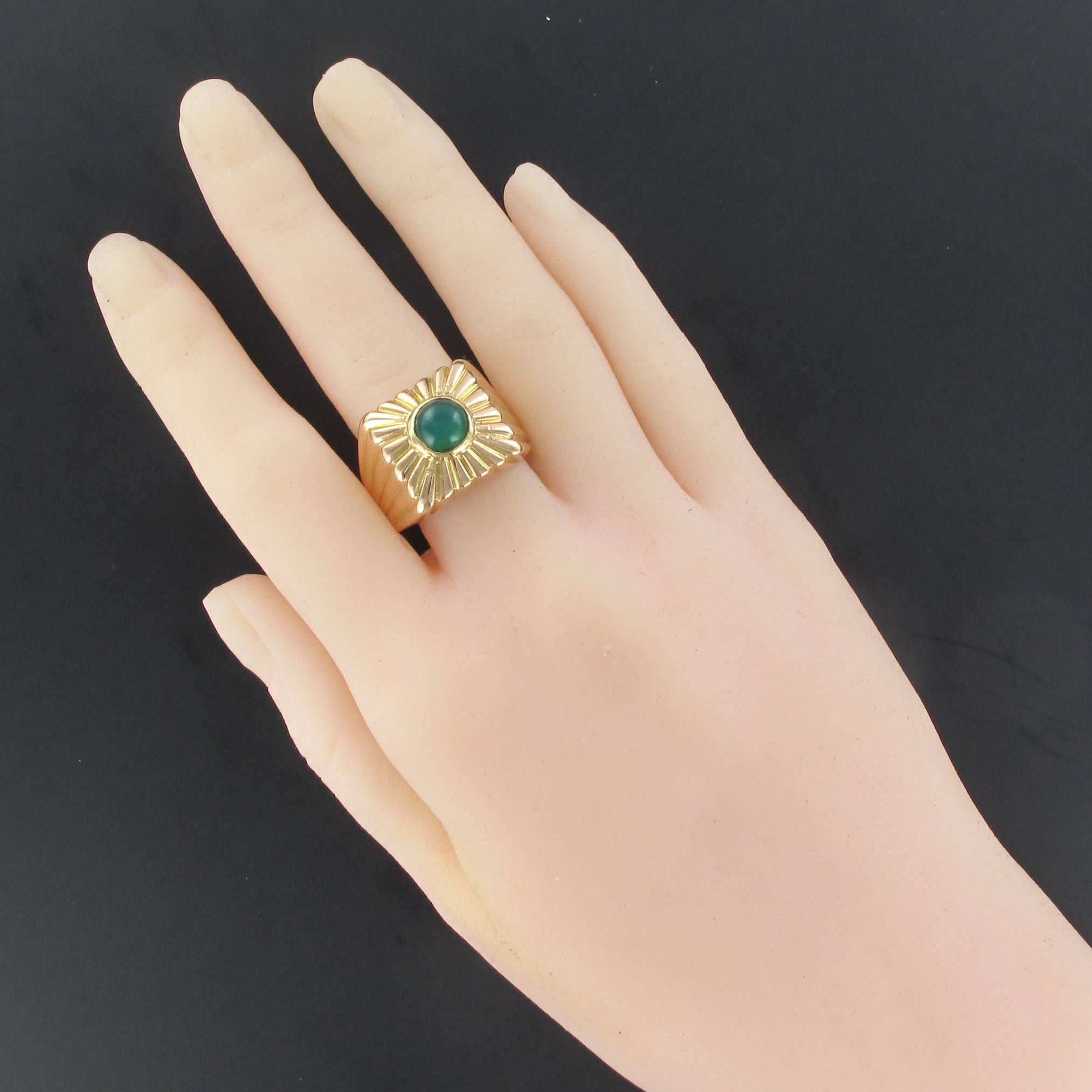 1960s Chrysoprase Gold Man's Signet Ring In Excellent Condition In Poitiers, FR