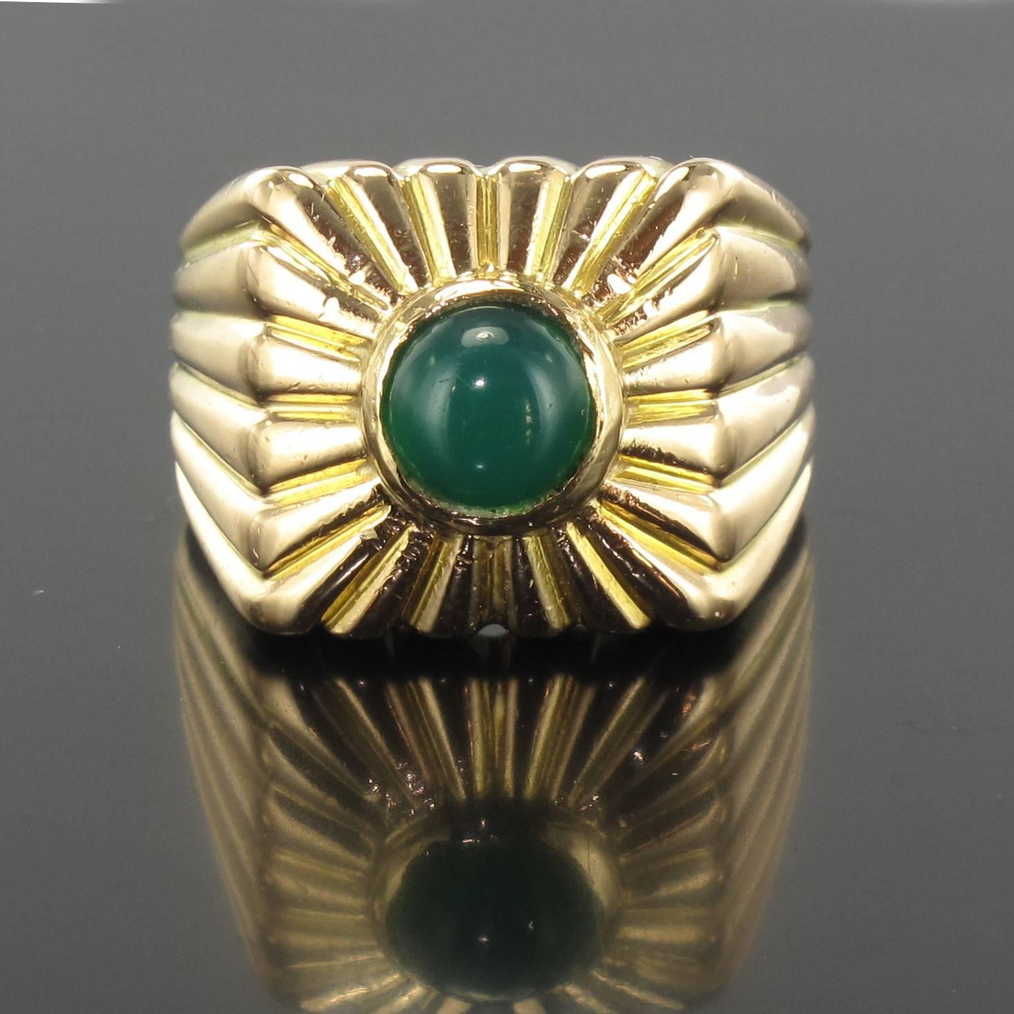 Ring in 18 carat yellow gold, eagle head hallmark. 

This large square shaped signet ring is chiselled with gold fluted inlay and features a bezel set chrysoprase cabochon. 

Chrysoprase weight: about 1.05 carat.
Height: 1.5 cm width: 1.5 cm,