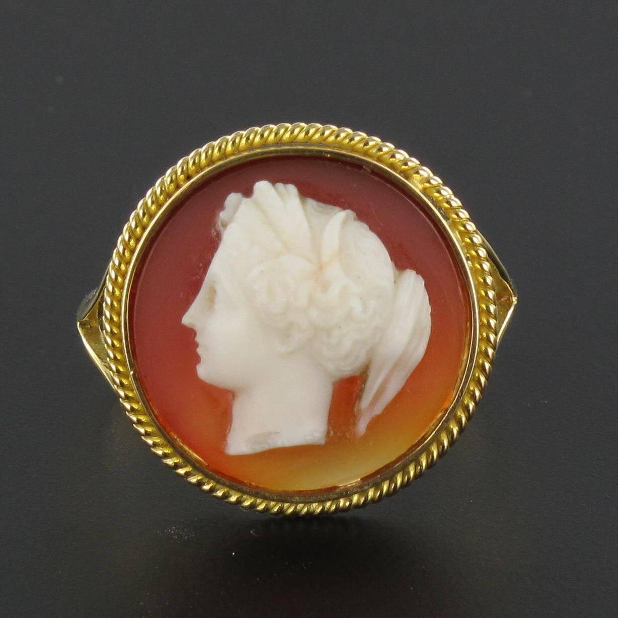 Ring in 18 carat yellow gold, eagle head hallmark. 
This superb cameo ring is bezel set with a superb cameo on agate bordered by a fine twisted golden thread. The beginning of the band ring is double which then combines to form a single comfortable