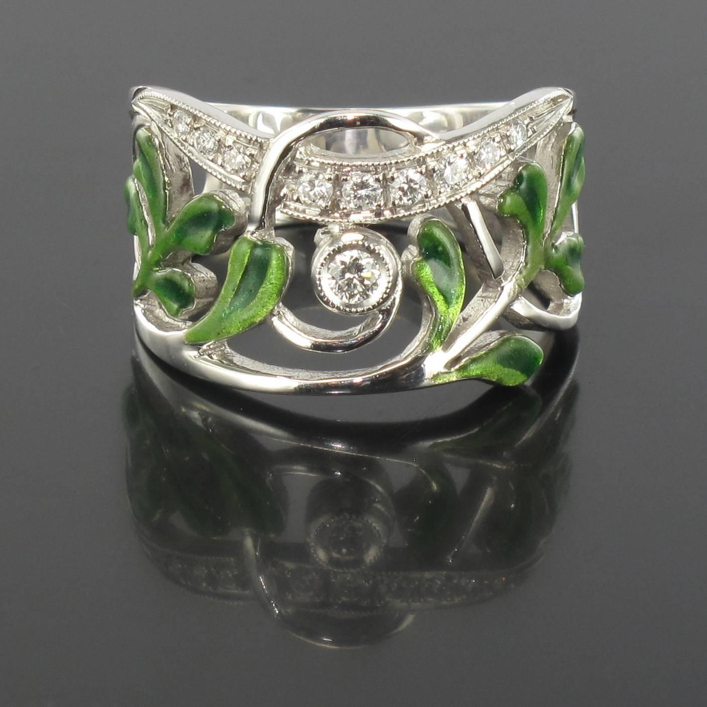 Ring in 18 carat white gold. 

Composed of an openwork band with a leafy design that is partly enamelled in green and bezel set with a brilliant cut diamond above which is a curve set with 9 brilliant cut diamonds. 

Weight of the main diamond: