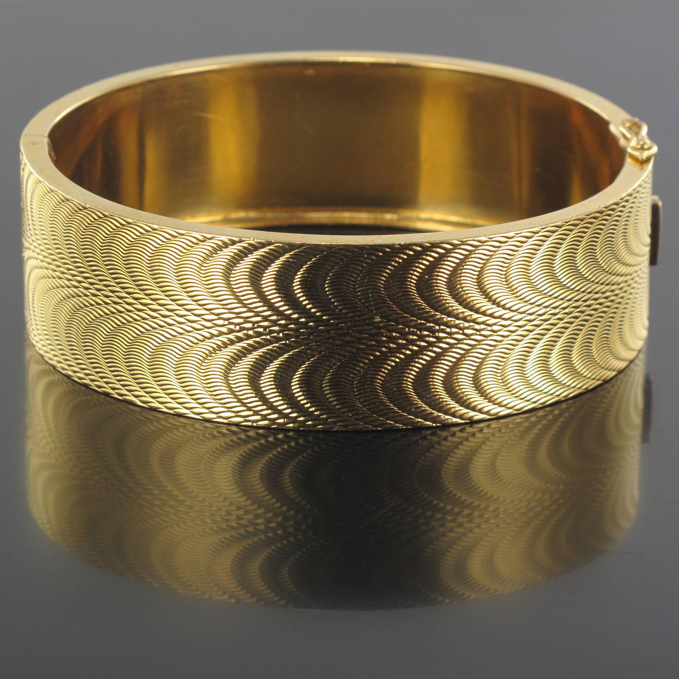 Bracelet in 18 carat yellow gold, eagle head hallmark. 
In the form of an oval, this splendid bangle bracelet is composed of a carefully worked flat golden ribbon. The clasp of this antique bracelet is a ratchet with a safety 8. 
Wrist