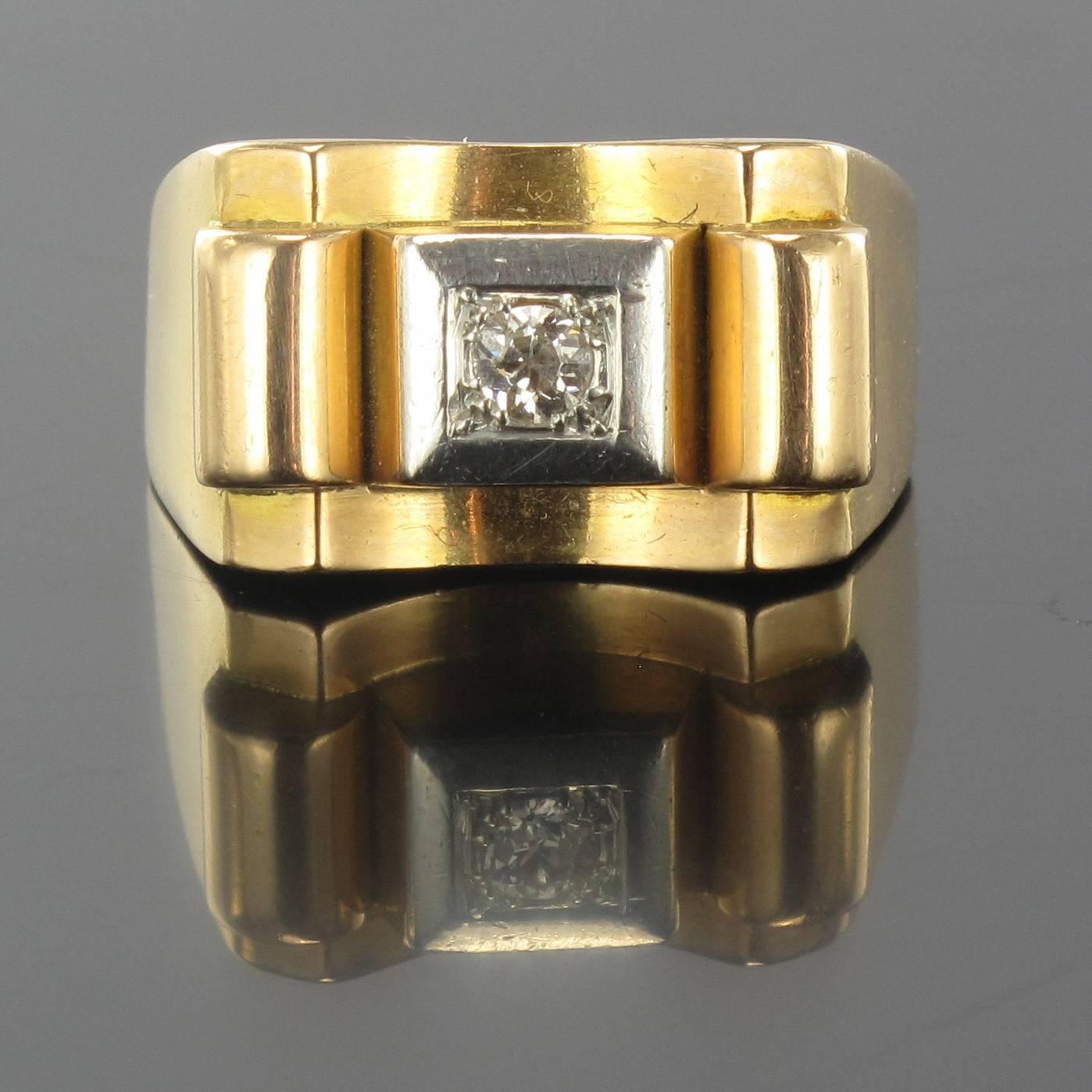 Ring in 18 carat yellow gold, eagle head hallmark. 

This tank ring in the form of a bridge is set with a brilliant cut diamond in a 2 ½ cylinder setting within a square design. 

Height: 7 mm, width: 1.8 cm, ring width at the base: 2 mm.
Total