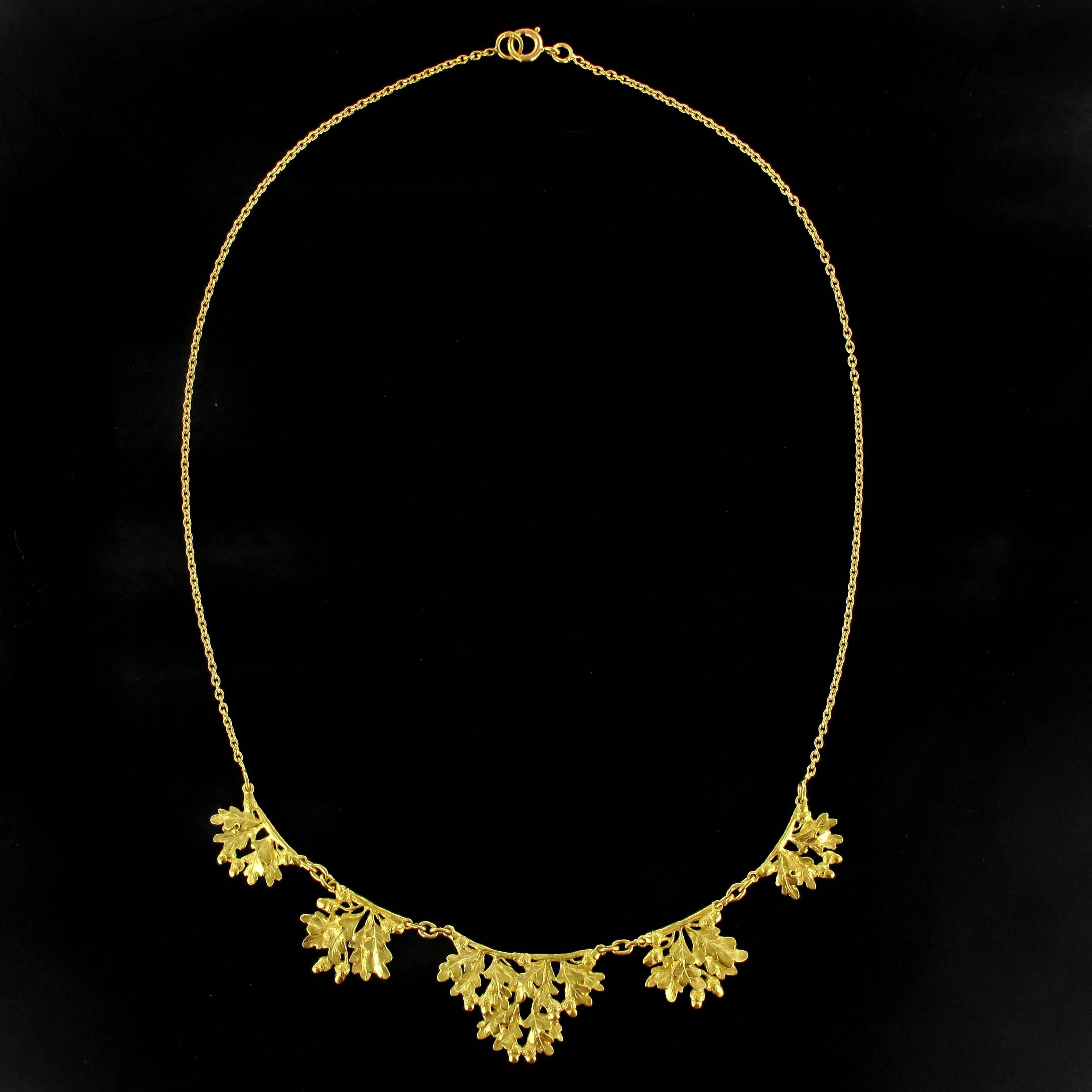 Necklace in 18 carat yellow gold, eagle head hallmark. 

This necklace depicts oak leaves on 5 motifs displayed on a round link type gold chain. 

Chain length: 43 cm, thickness: 1 mm.
Total weight of the jewel: about 13.4 g.

New Jewel in