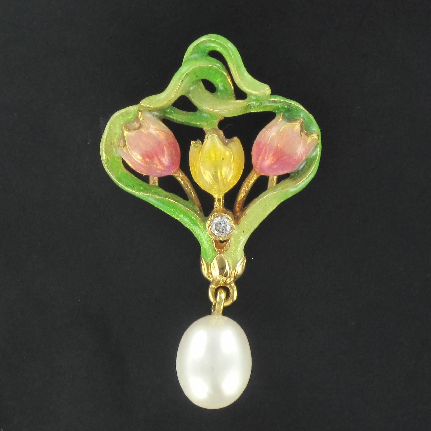 Pendant in 18 carat yellow gold, eagle head hallmark. 

Created in the Art Nouveau style, this pendant is in the form of 3 openwork tulips that are surrounded by their leaves which intertwine at the top with a small diamond set at the base of the