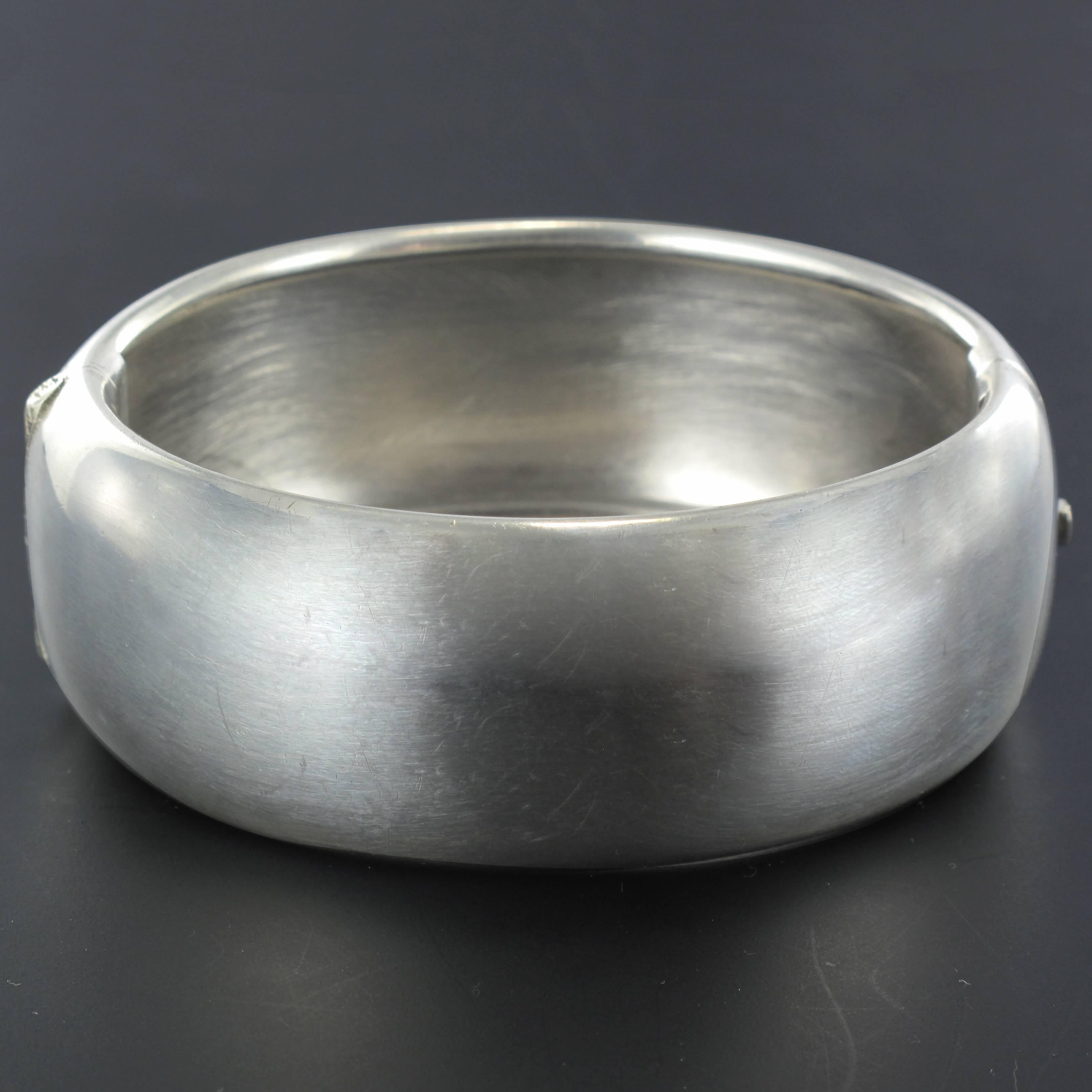 bracelet en argent antique gravé des années 1920 3