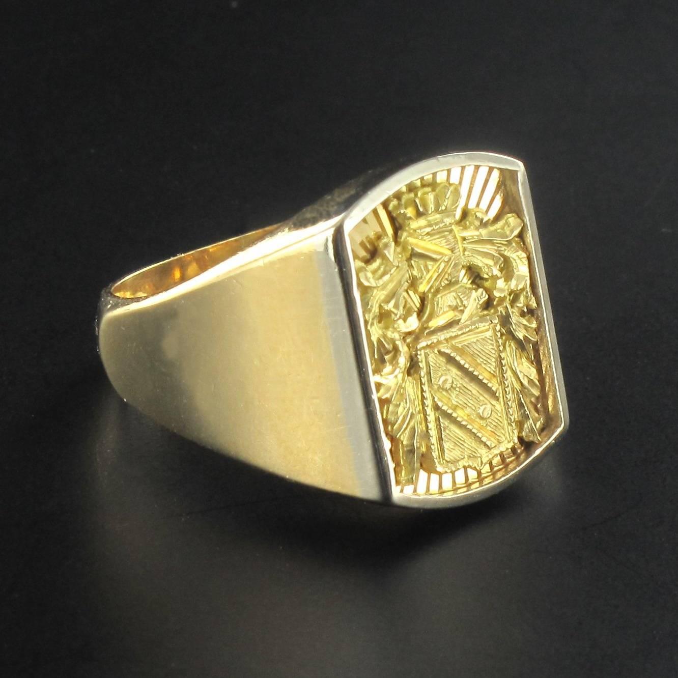 French Heraldic Engraved Gold Signet Ring In Excellent Condition In Poitiers, FR