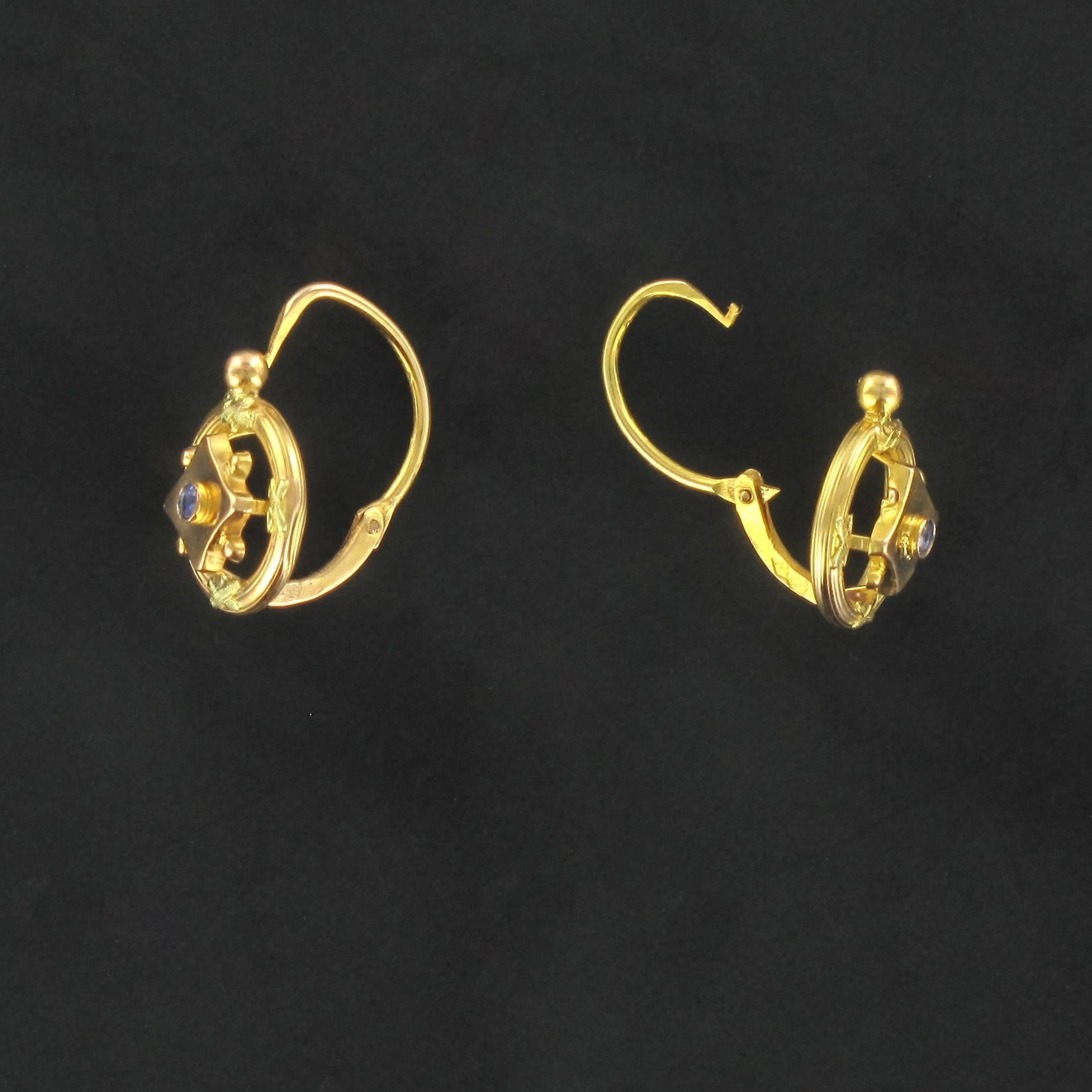Earrings in 18K yellow gold, eagle head hallmark.  

Each charming antique earring has a claw set a round sapphire.
The clasps are at the front.   

Total sapphire weight: about 0.10 carat. 
Total weight: approximately 1,2 g.  

Authentic