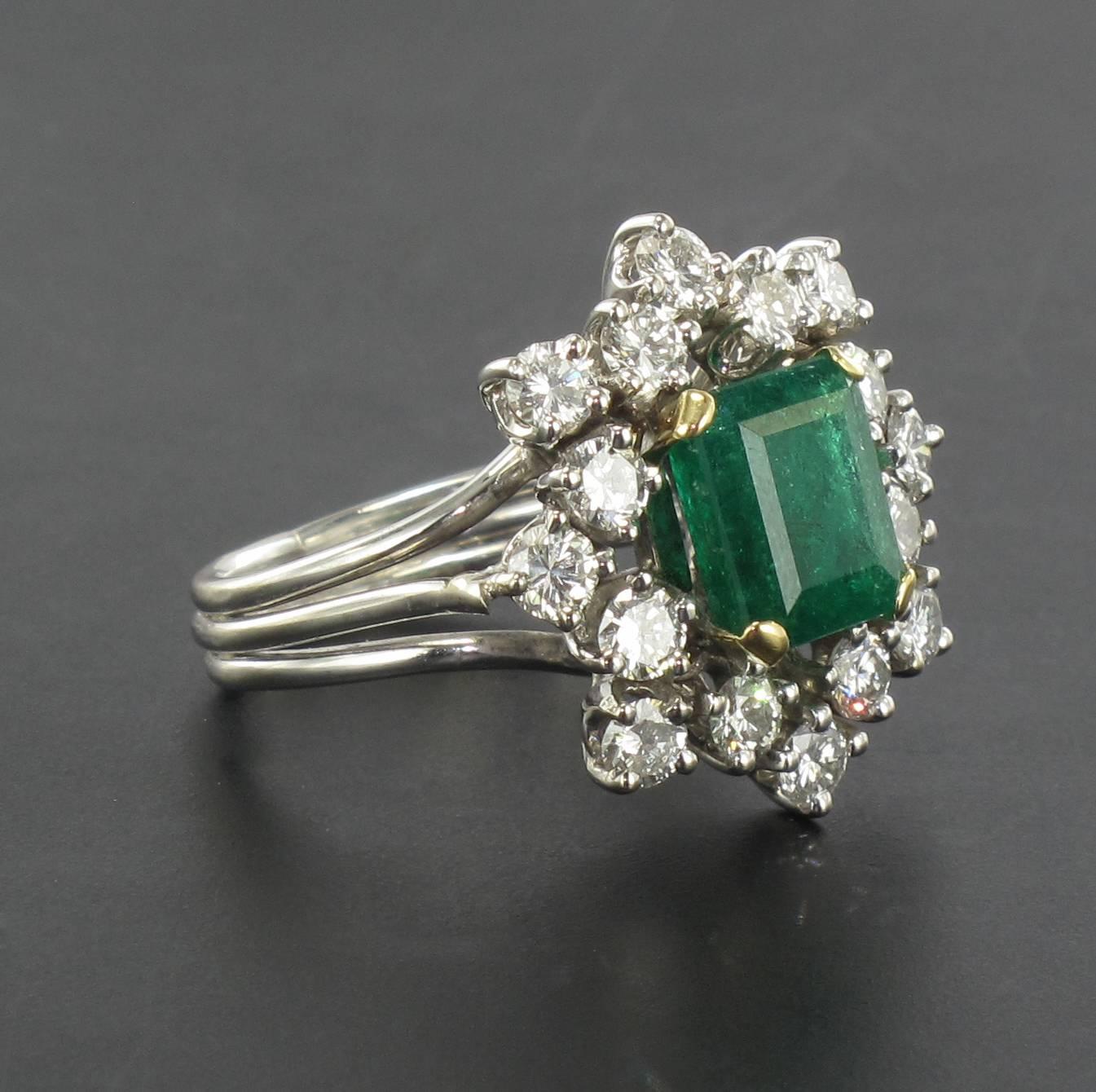 1960s French Emerald Diamond Gold Ring  In Excellent Condition In Poitiers, FR