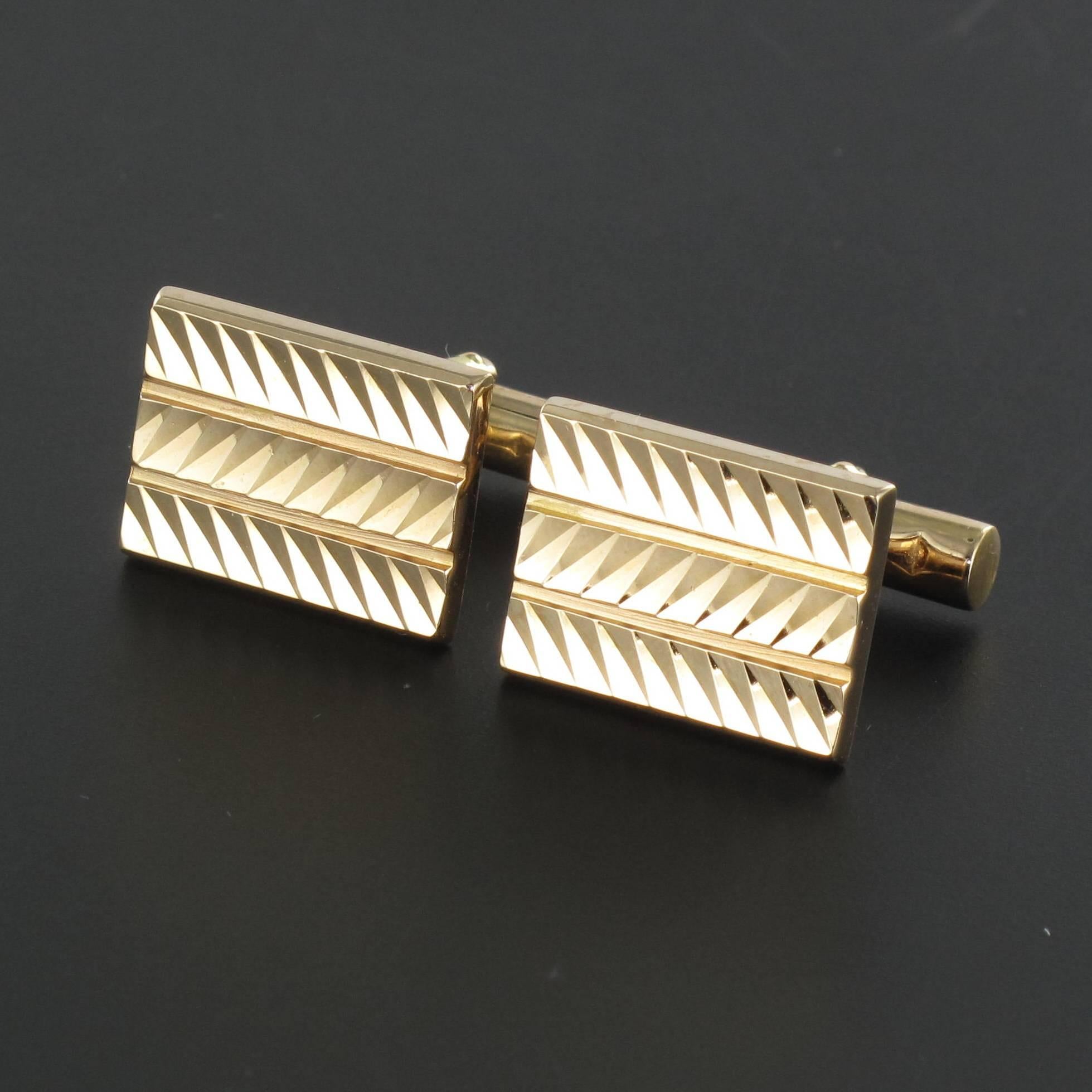 Cufflinks in 18 carat yellow gold, eagle head hallmark. 

Each rectangular cufflink features a chiselled geometric design that catches the light with every movement. 

Length: 1.75 cm, width: 1.3 cm.
Weight: approximately 9.8 g.

Authentic