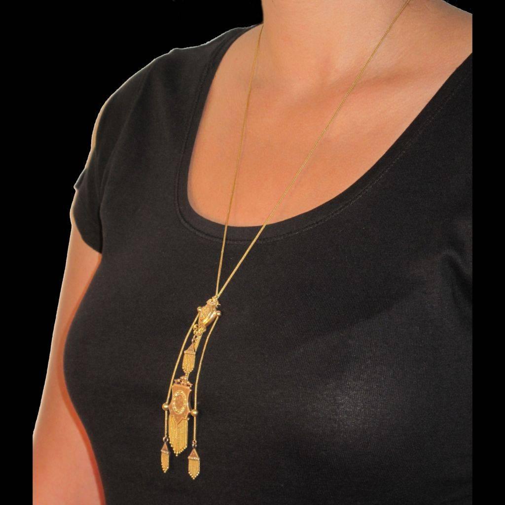 French Napoleon III Engraved Motifs Long Gold Necklace In Excellent Condition In Poitiers, FR
