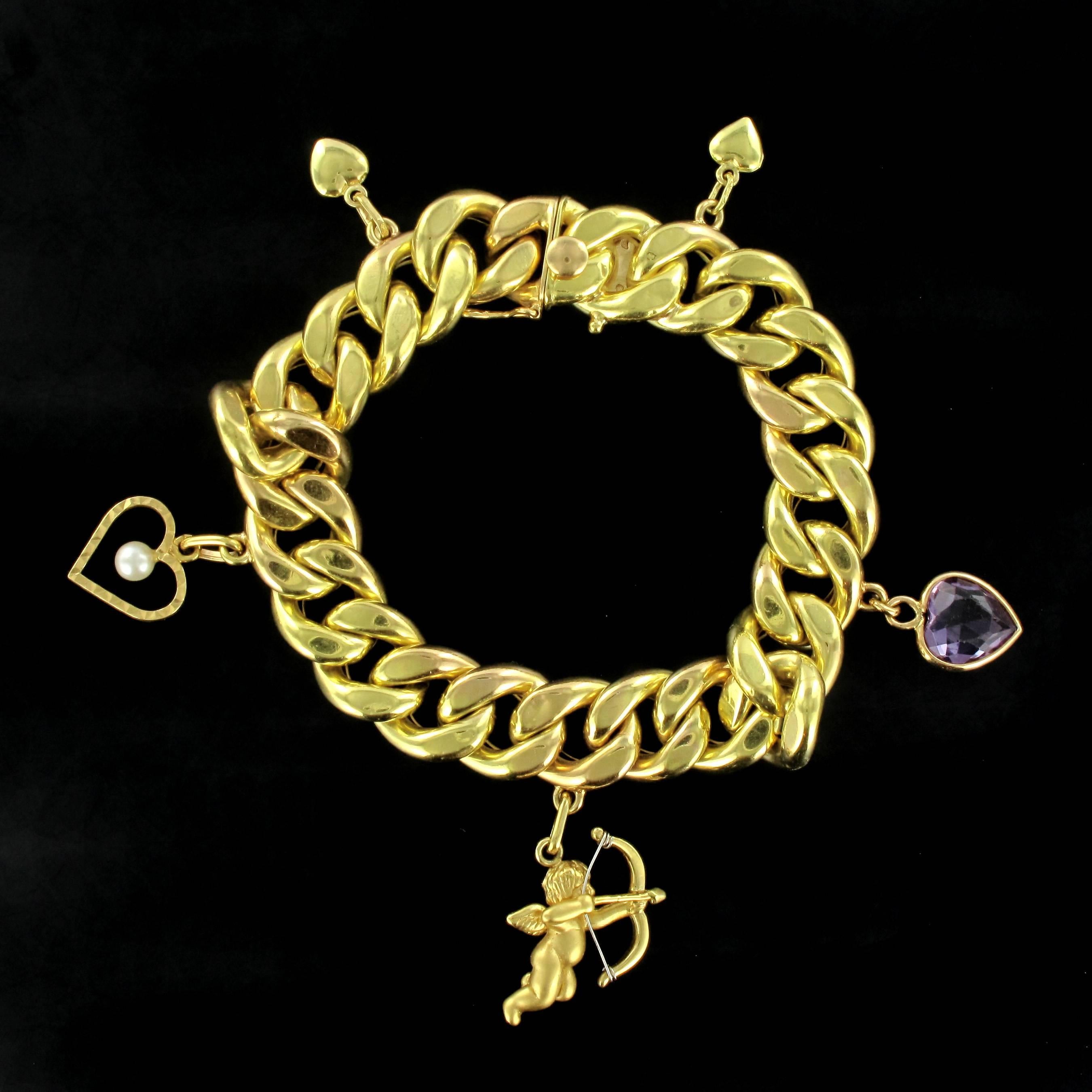 Bracelet in 18 carat yellow gold, eagle head hallmark. 

This beautiful gold charm bracelet features a sturdy curb chain with 5 suspended gold charms; 2 small gold hearts, an openwork chiselled heart set with a central white cultured oriental pearl,