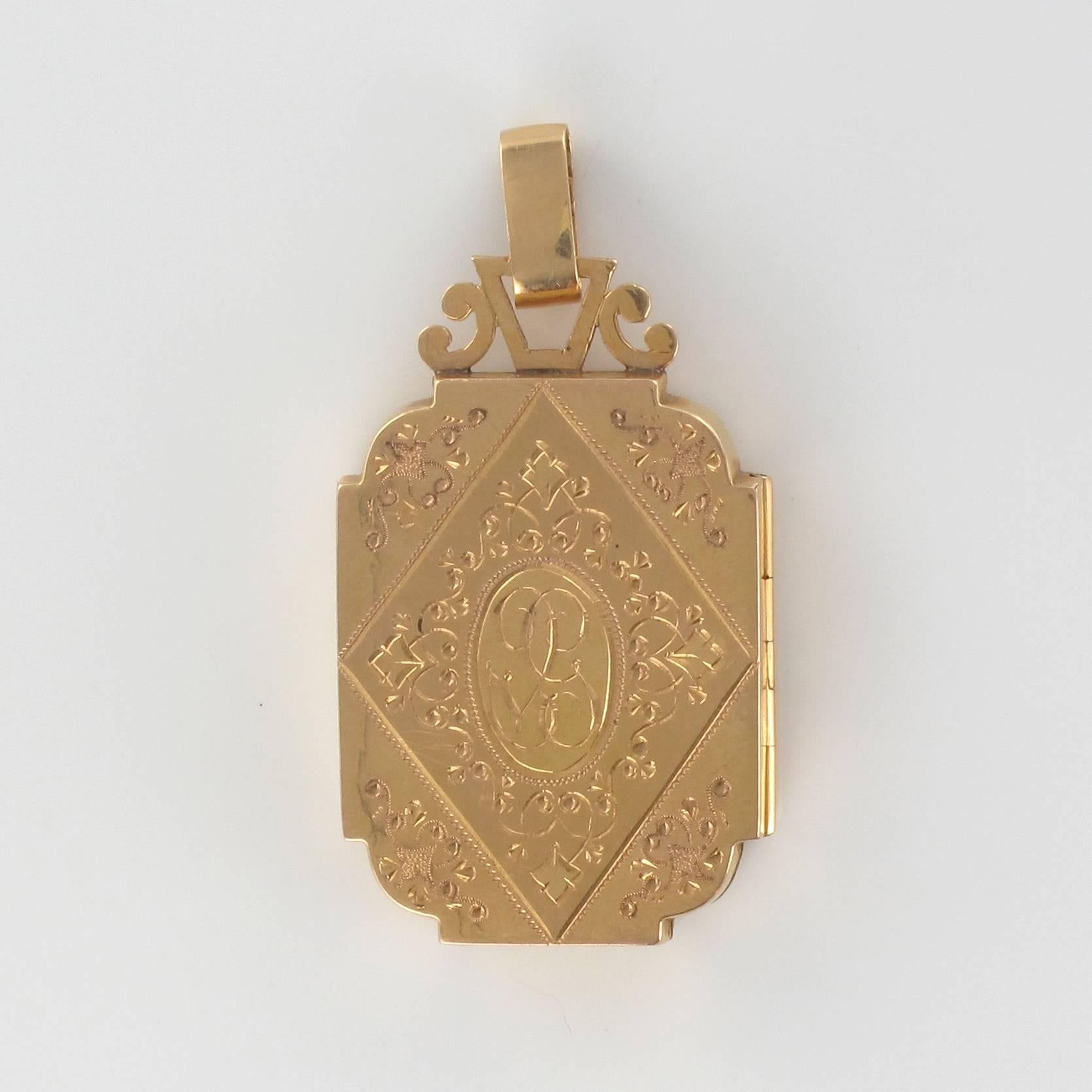 Medallion in 18 carat yellow gold, eagle head hallmark. 

This golden medallion is engraved with a diamond shaped motif with arabesques on the front and a cartouche style design at the back. It opens with a hinge at the side to reveal a crystal