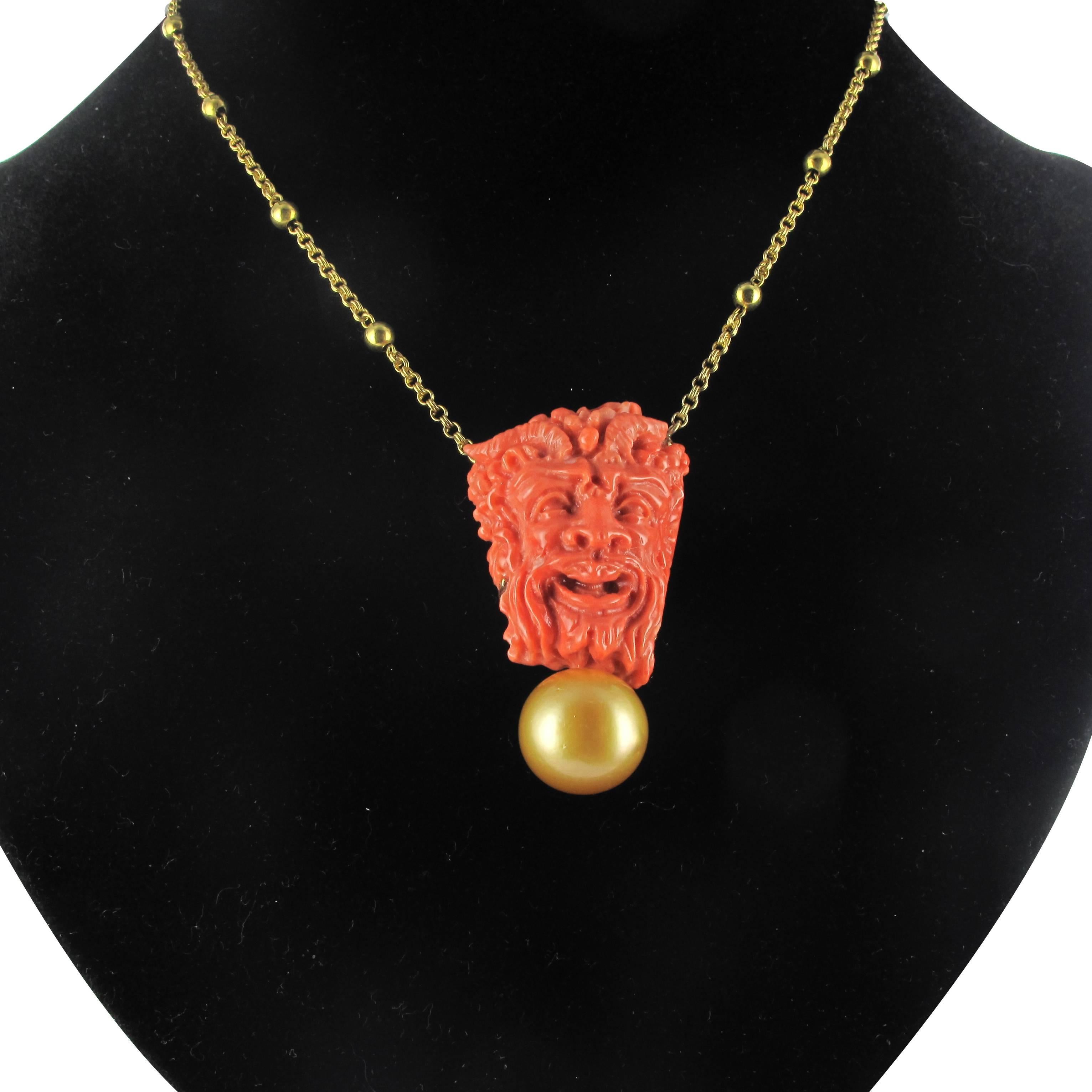 Baume creation - unique piece.
Necklace in 18 carat yellow gold.
This splendid and original yellow gold necklace is composed of a double belcher chain interspersed by golden beads. This gold beaded chain holds a coral cameo with a smirking Bacchus