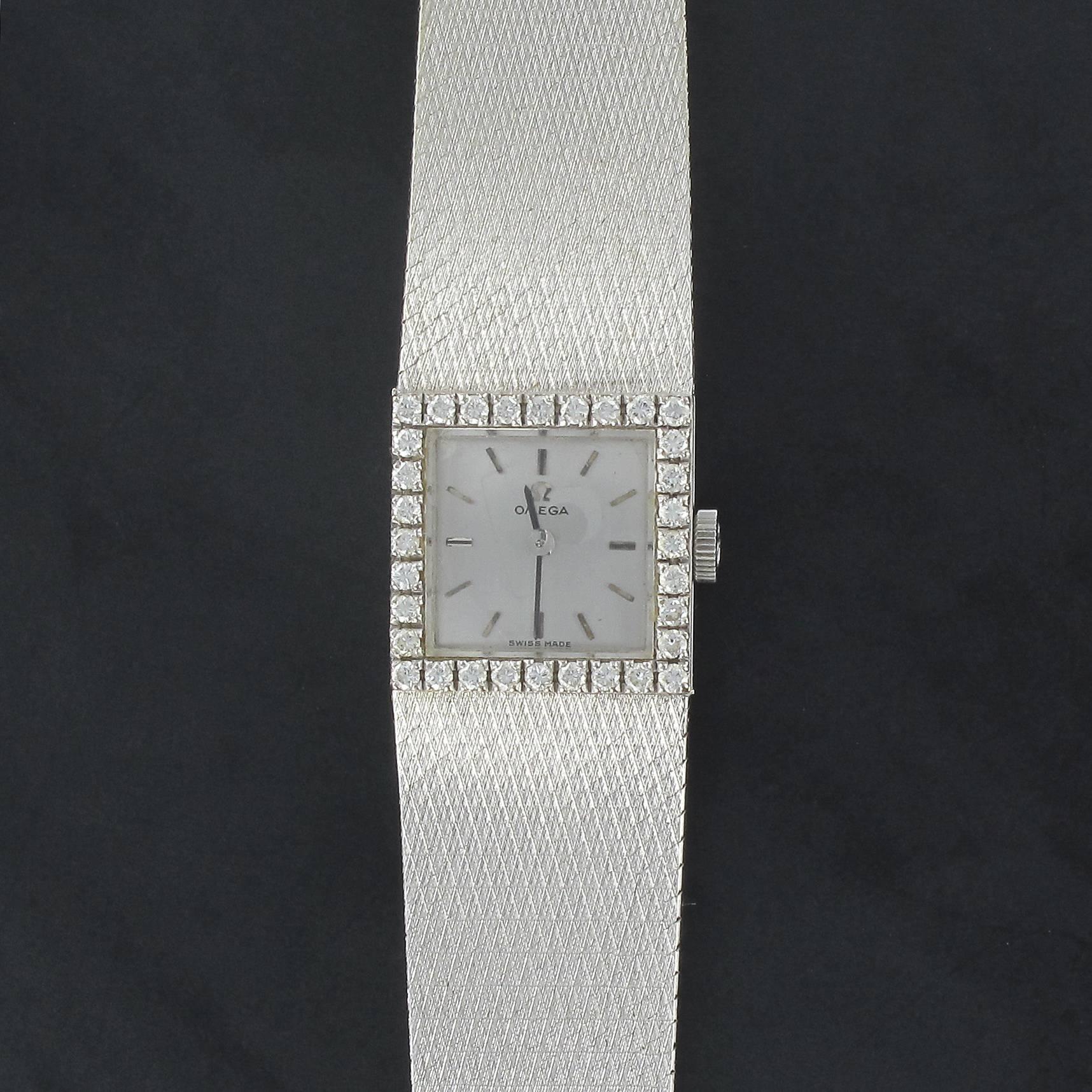 Women watch Omega Deville.
Square case in 18 carat white gold, set with 32 round brilliant cut diamonds.
Total weight of diamonds: 0.32 carat approximately.
Revised and controlled - Excellent condition and general appearance.
Mechanical