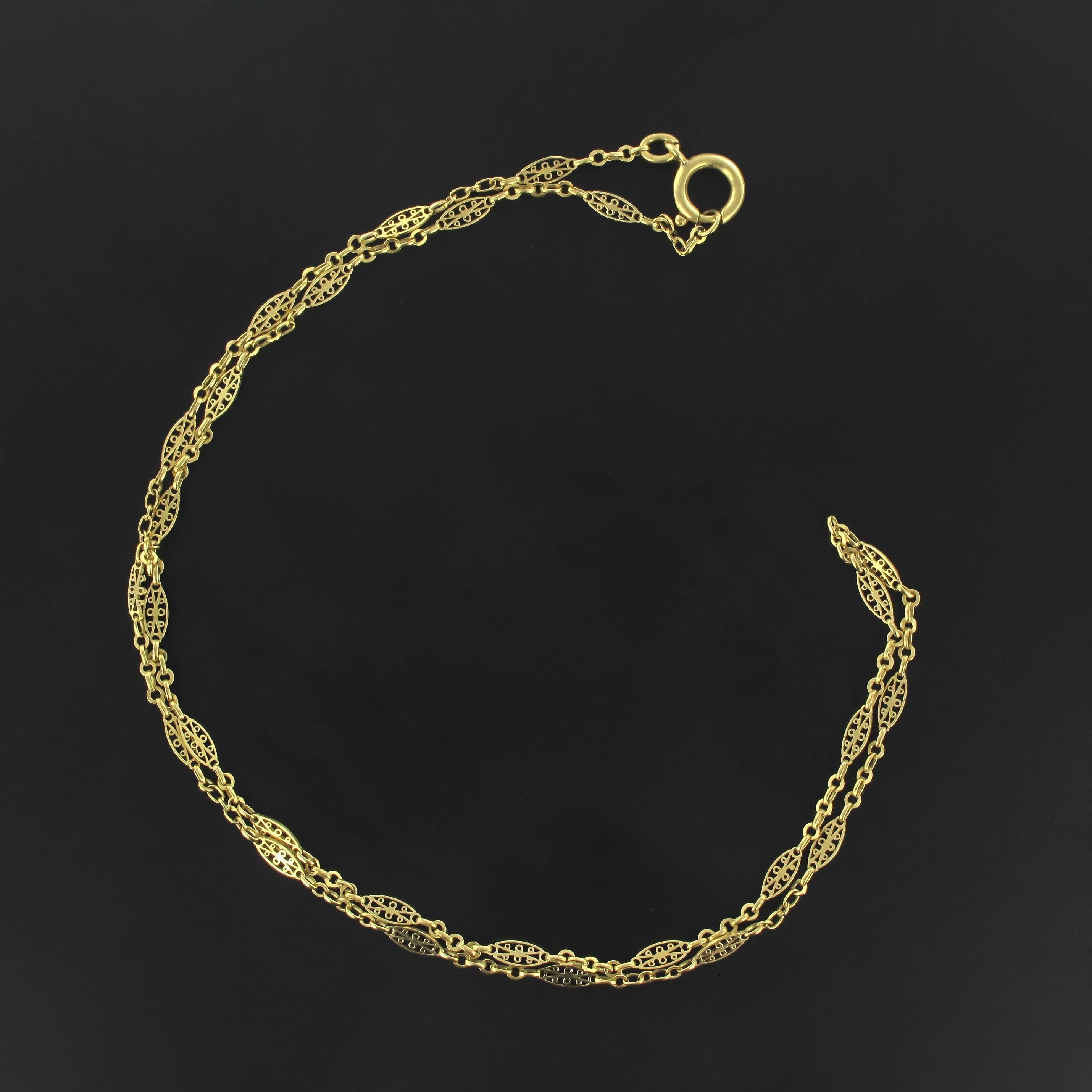 Necklace in 18 carat yellow gold, eagle head hallmark. 

This splendid antique matinee necklace is composed of openwork filigree spindle shaped links. Each link is separated by gold rings. The clasp is a large round spring clasp. 
Overall length: