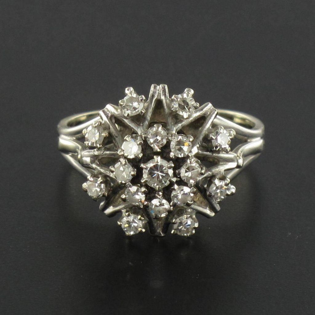 Ring in 18 carat white gold, eagle head hallmark.

This white gold ring is set with 17 brilliant cut diamonds in a radiant openwork bed of fine white gold strands in a star pattern. This ring has a double ring band. 

Total diamond weight : 0.28