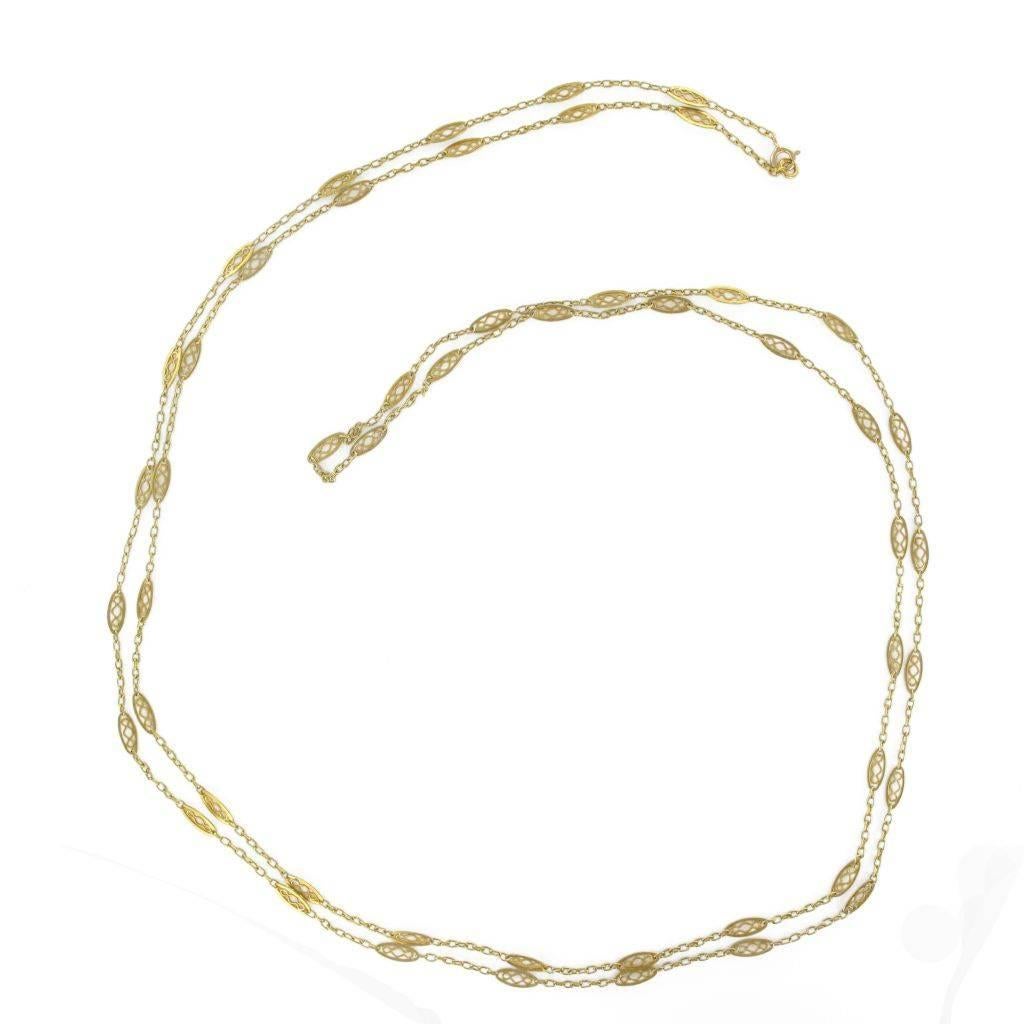 Chain necklace in yellow gold, 750 thousandths, 18 karats, owl hallmark. 
It consists of mesh shuttle openwork, filigree and separated by a round convict mesh. The closure is by spring ring.
Length: 1,50 m, dimensions of each shuttle: 1,10 cm x 0,42