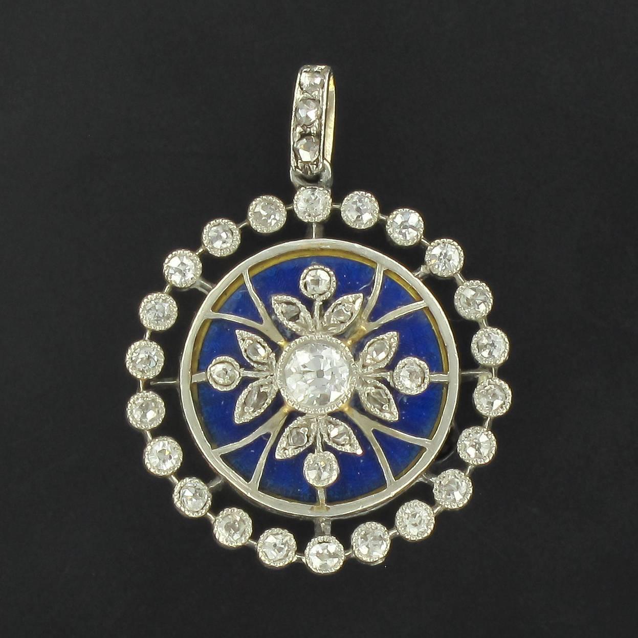 Ring in 18 carat white and yellow gold. 

This splendid round shaped antique medallion features a beaded bezel set antique brilliant cut diamond within a leafy design sprinkled with rose cut diamonds. This diamond set design is set upon a blue