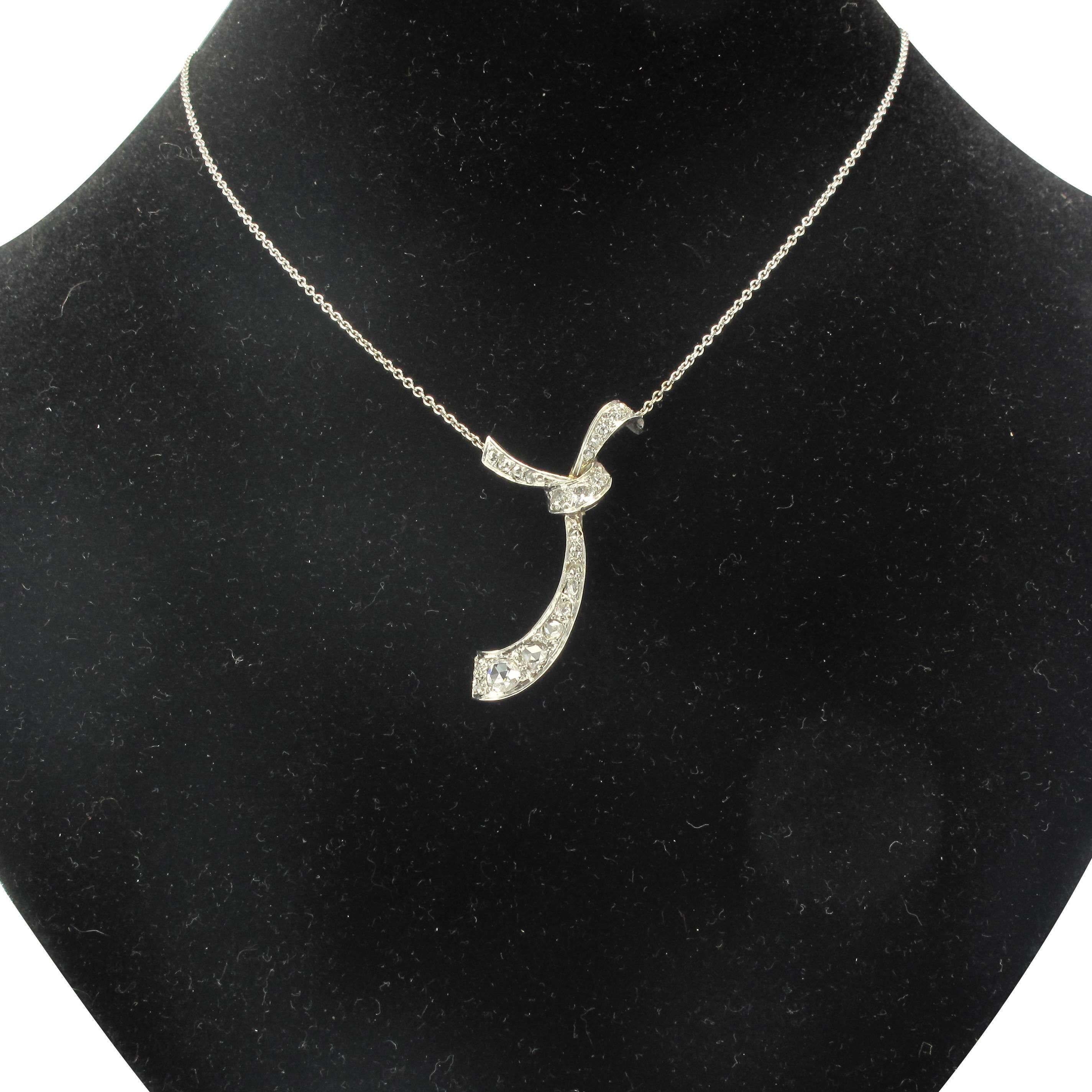 Necklace in 18 carat white gold, eagle head hallmark.

This superb antique necklace is composed of a belcher chain from which is suspended a motif in the form of a tie that is entirely set with rose cut diamonds. The clasp is a spring ring.