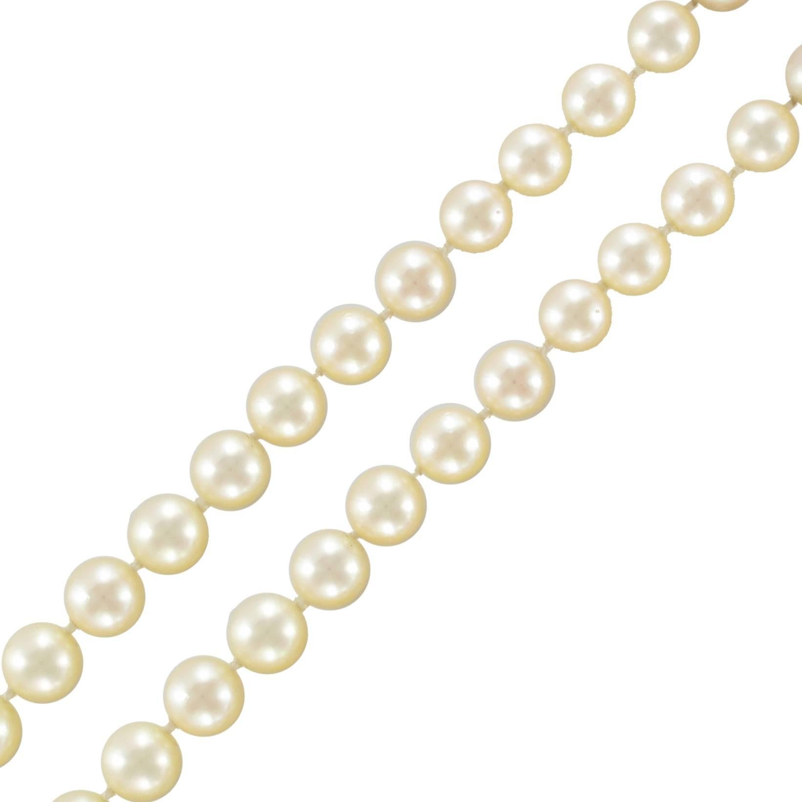 This antique pearl necklace is composed of two strands of Japanese cultured pearls which are held together by a rectangular chiselled 18K yellow gold double ratchet bearing an eagle head hallmark. 

Total length of the shortest row: 50.5 cm,