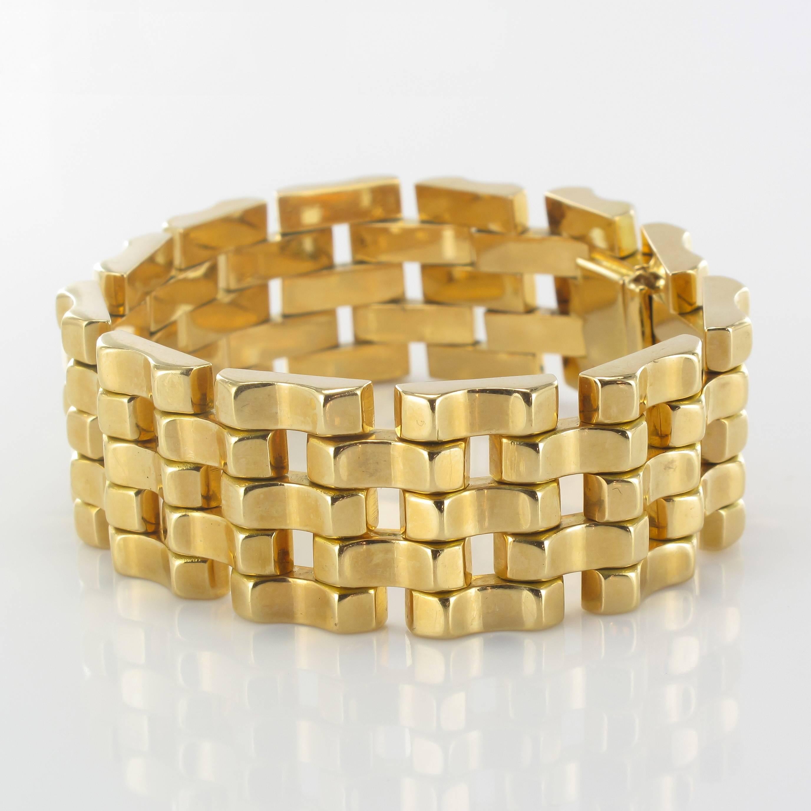 Bracelet in 18 carat yellow gold, eagle head hallmark. 

This splendid tank style bracelet is composed of large articulated geometric motifs each domed on the front. The clasp of this antique gold bracelet is a ratchet with a safety 8 feature.