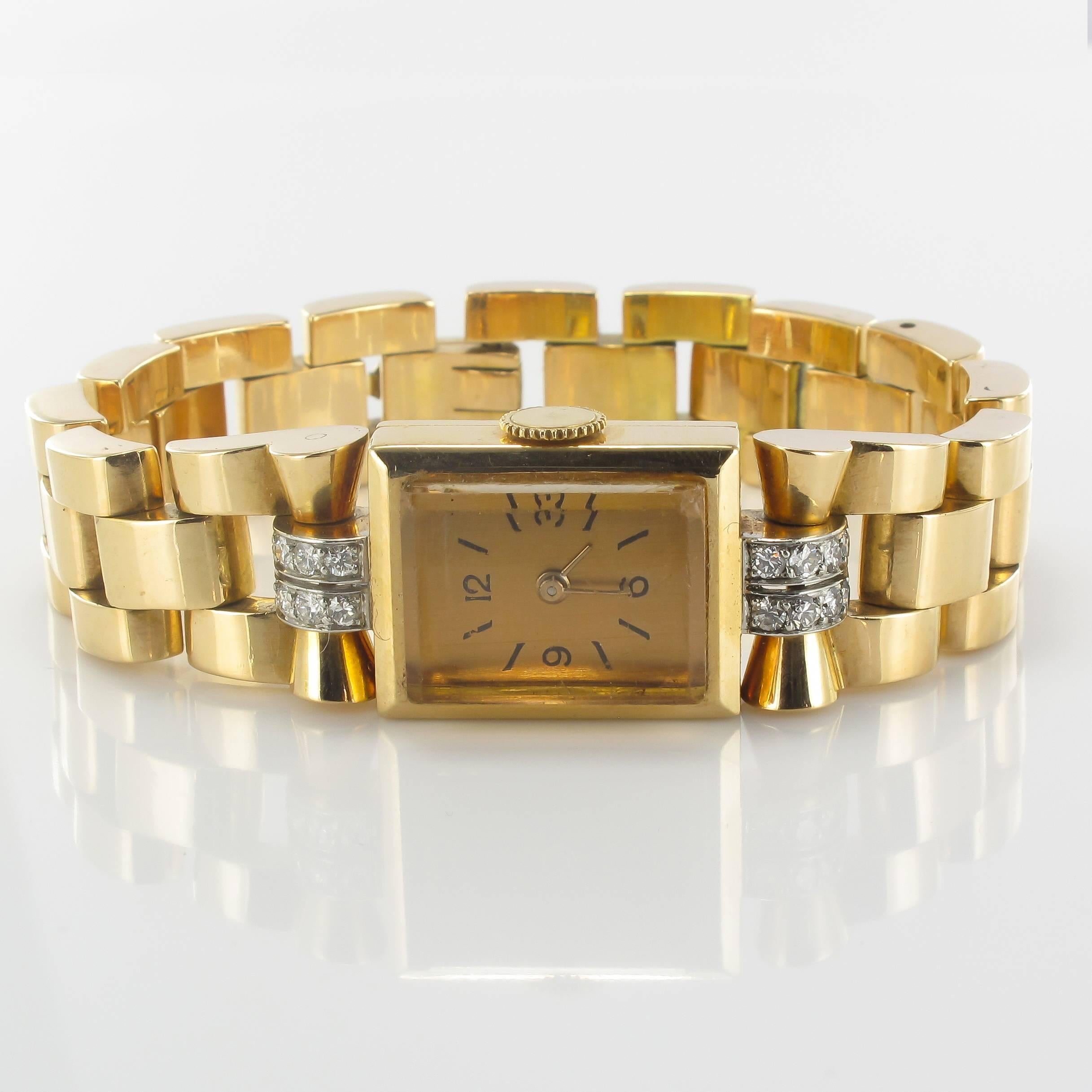 Ladies watch.
Bracelet and rectangular case in 18 carats yellow gold.
Background of the case of gold color.
Overall length: 18,3 cm, Width at the widest: 1,8 cm, Thickness at the widest: 1 cm approx.
Total weight: approximately 63.7 g.
2 x 2 lines