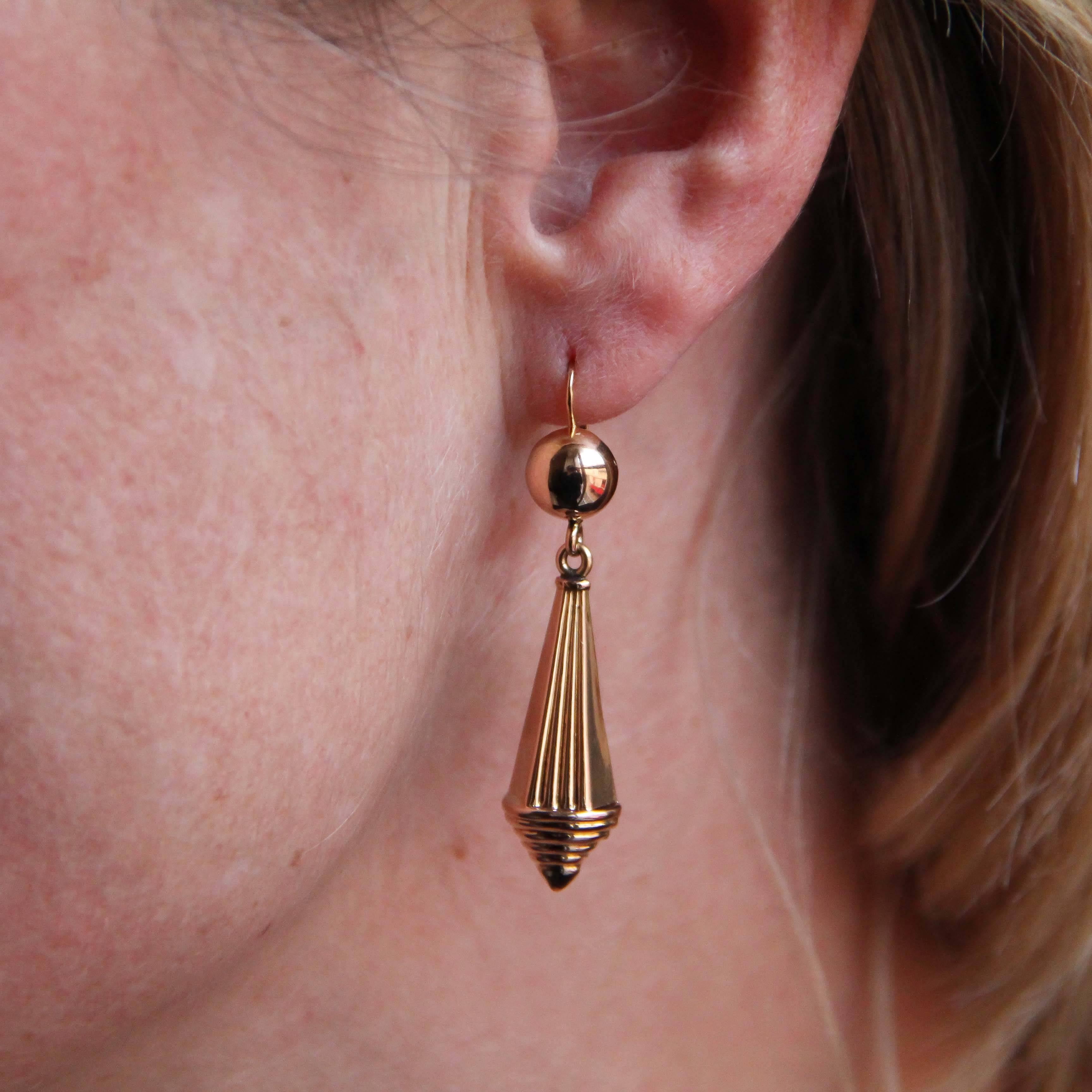 French Art Deco Gold Dangle Earrings In Excellent Condition In Poitiers, FR