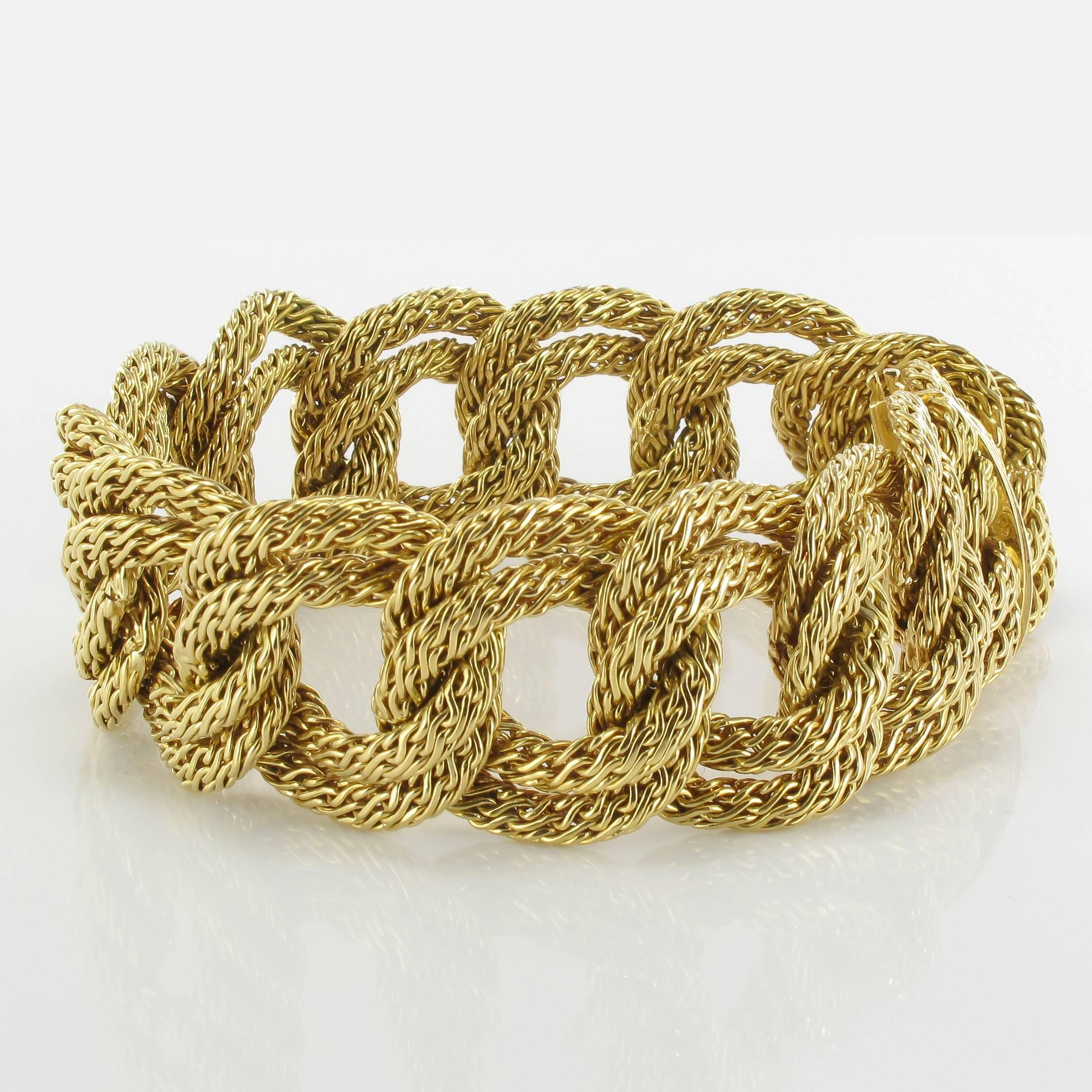 Bracelet in 18 karat yellow gold, eagle head hallmark. 
Splendid retro bracelet composed of double gold braid links. The hinge clasp has a safety feature. 
Authentic vintage bracelet - French work of the 1960s.
Length: 20.2 cm, width: 2.5 cm.
Total