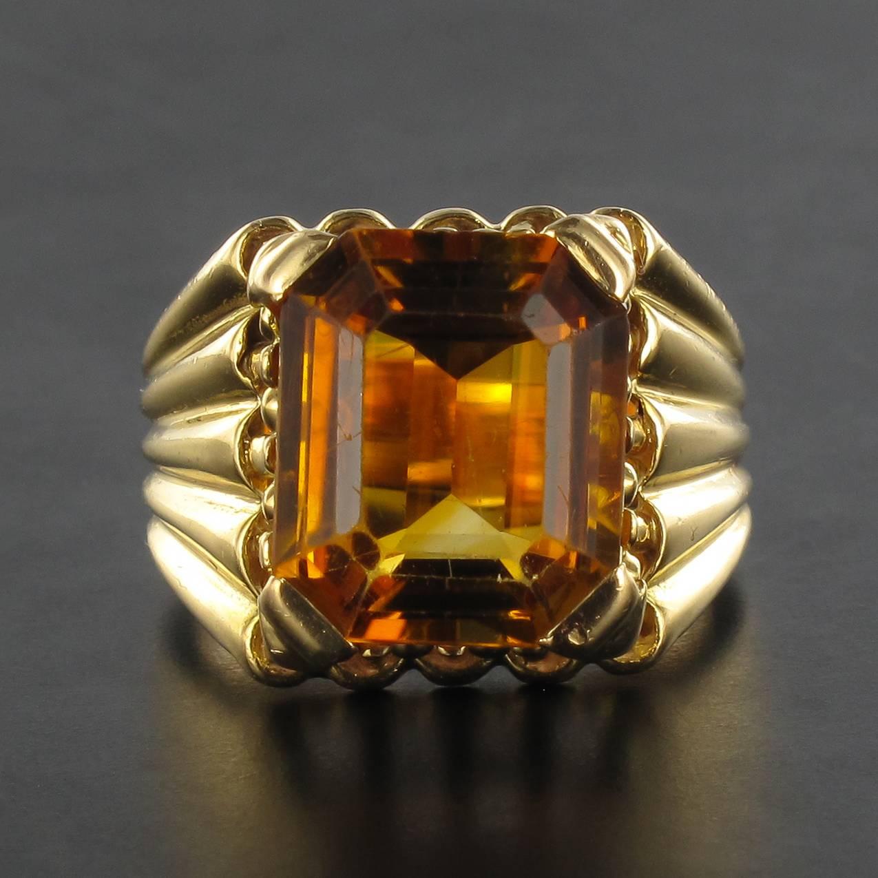 Ring in 18 carat yellow gold, eagle head hallmark. 
This antique ring is claw set with an emerald cut citrine. It has an openwork mount and the band is gadrooned. 
Length: 1.48 cm, Width: 1.3 cm, Height: 1.27 cm, Width of the ring: 4.7 mm.
Total
