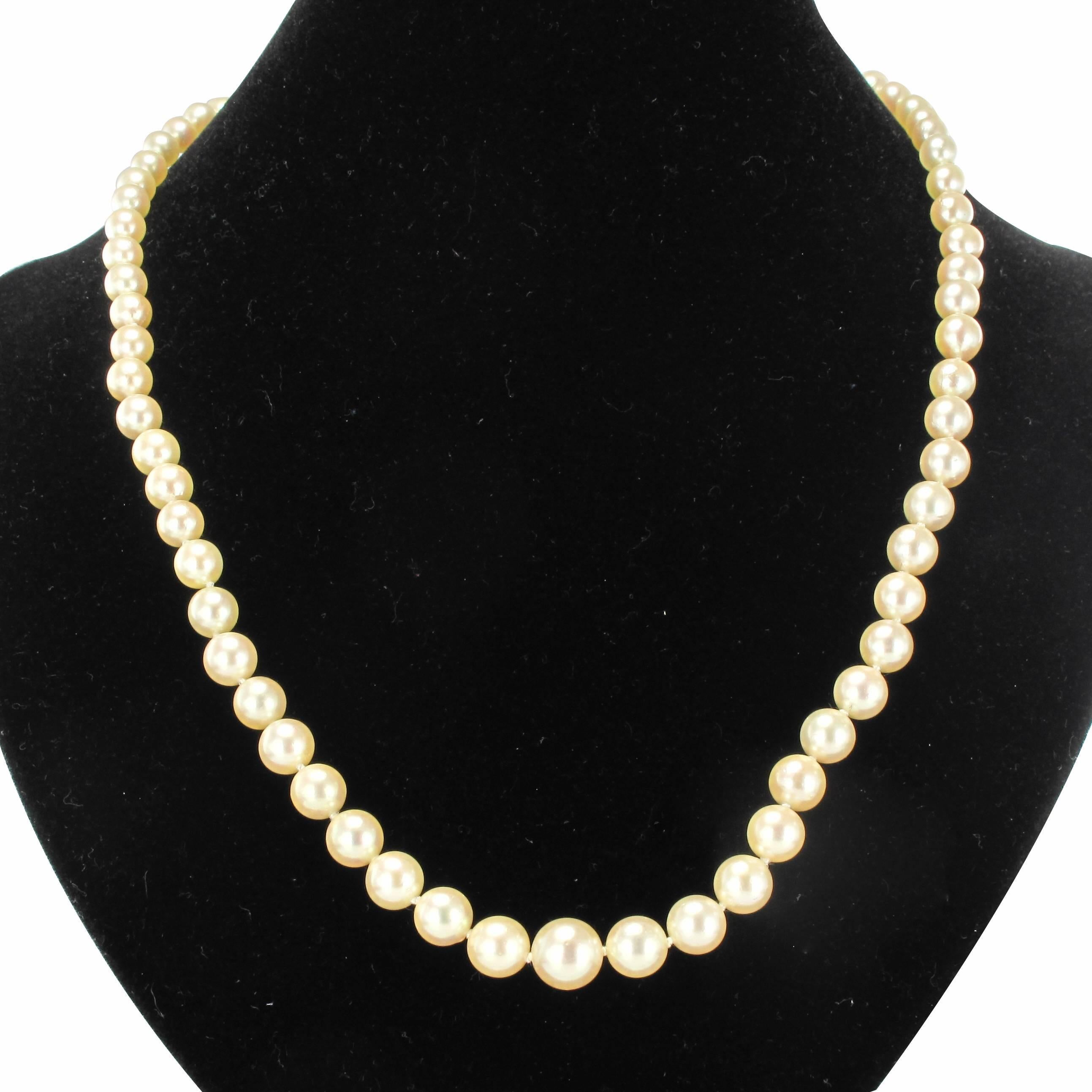 This pearl necklace is composed of a strand of Japanese cultured pearls which are held together by a rectangular chiselled 18K yellow gold clasp with eagle head hallmark. 

Diameter of the pearls 4.5 / 5 mm to 8 / 8.5 mm.
Length: 53.5 cm.
Total
